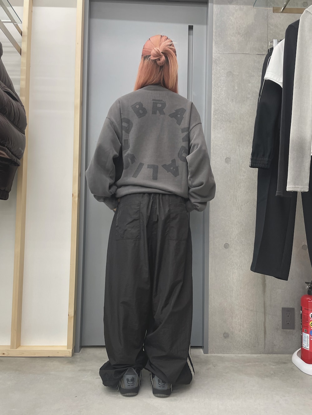 グレー系のトップス、ブラック系のその他パンツを着用したレディースの夏コーディネートの2枚目の写真
