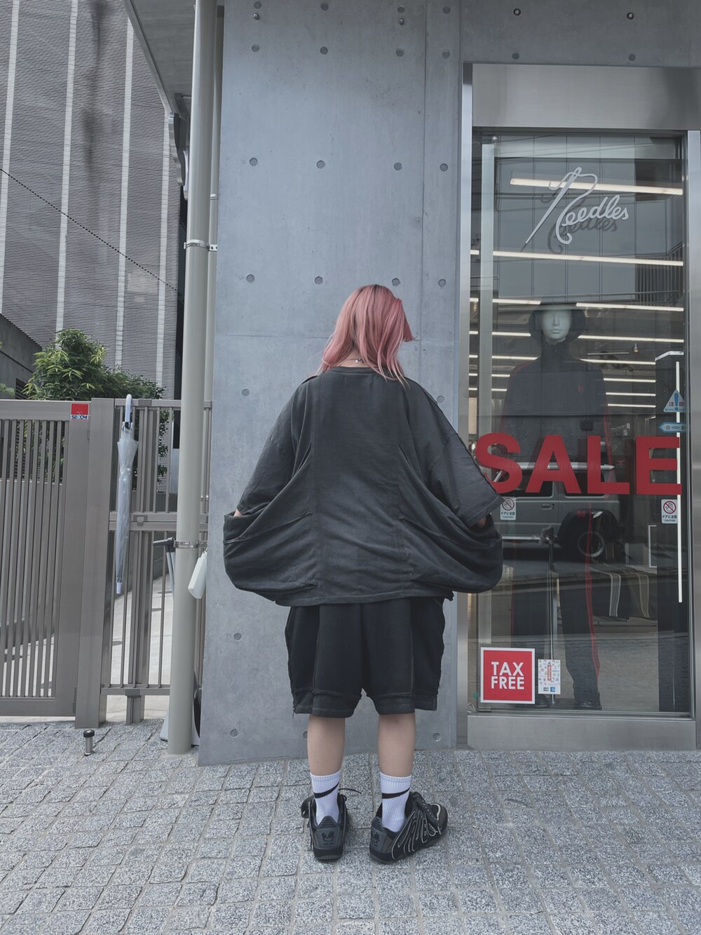 ブラック系のトップス、グレー系のスウェットパンツ、グレー系のスニーカーを着用したレディースの夏コーディネートの2枚目の写真