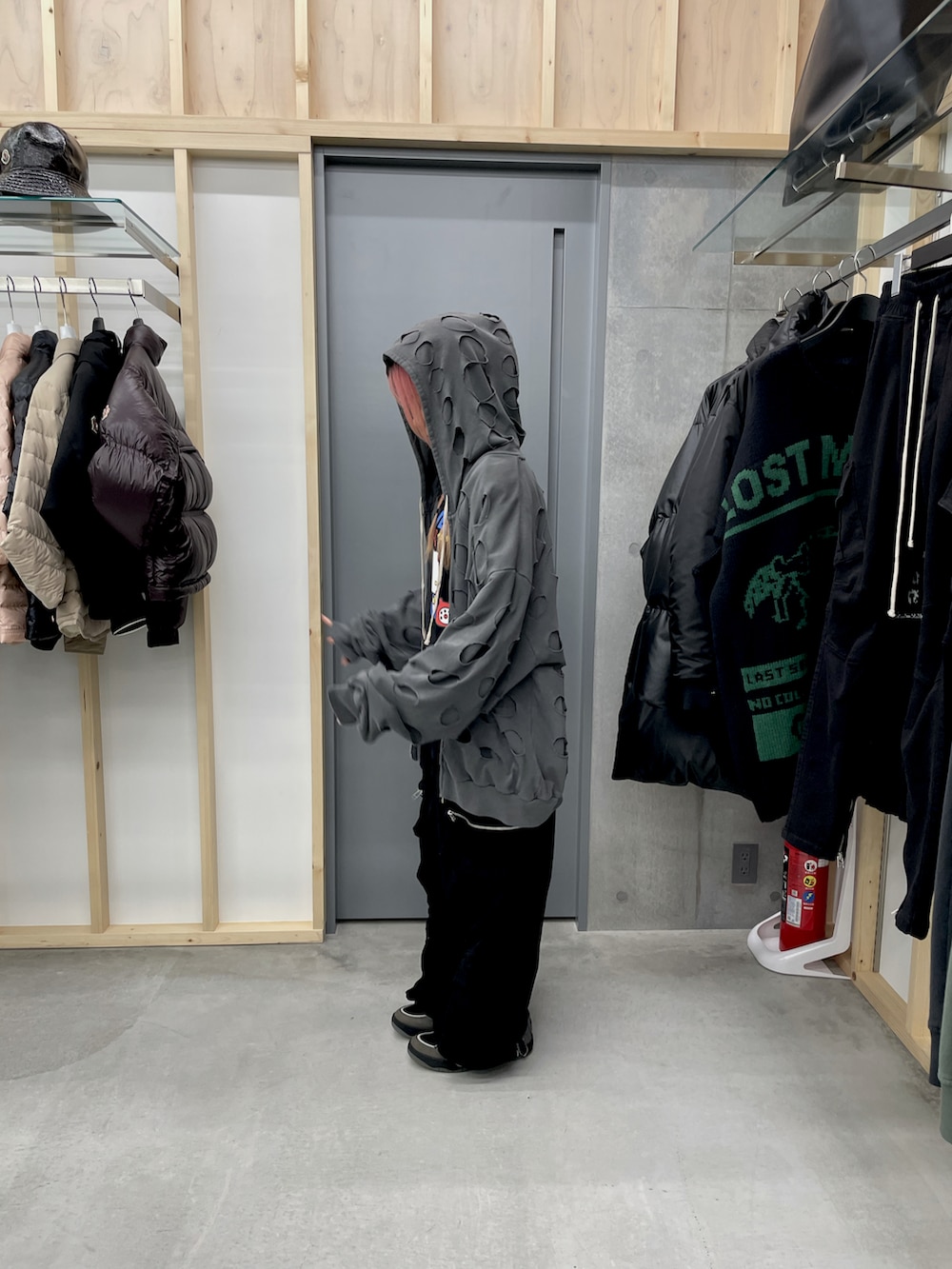 グレー系のパーカー、ブラック系のTシャツ/カットソー、ブラック系のカーゴパンツを着用したレディースの夏コーディネートの2枚目の写真