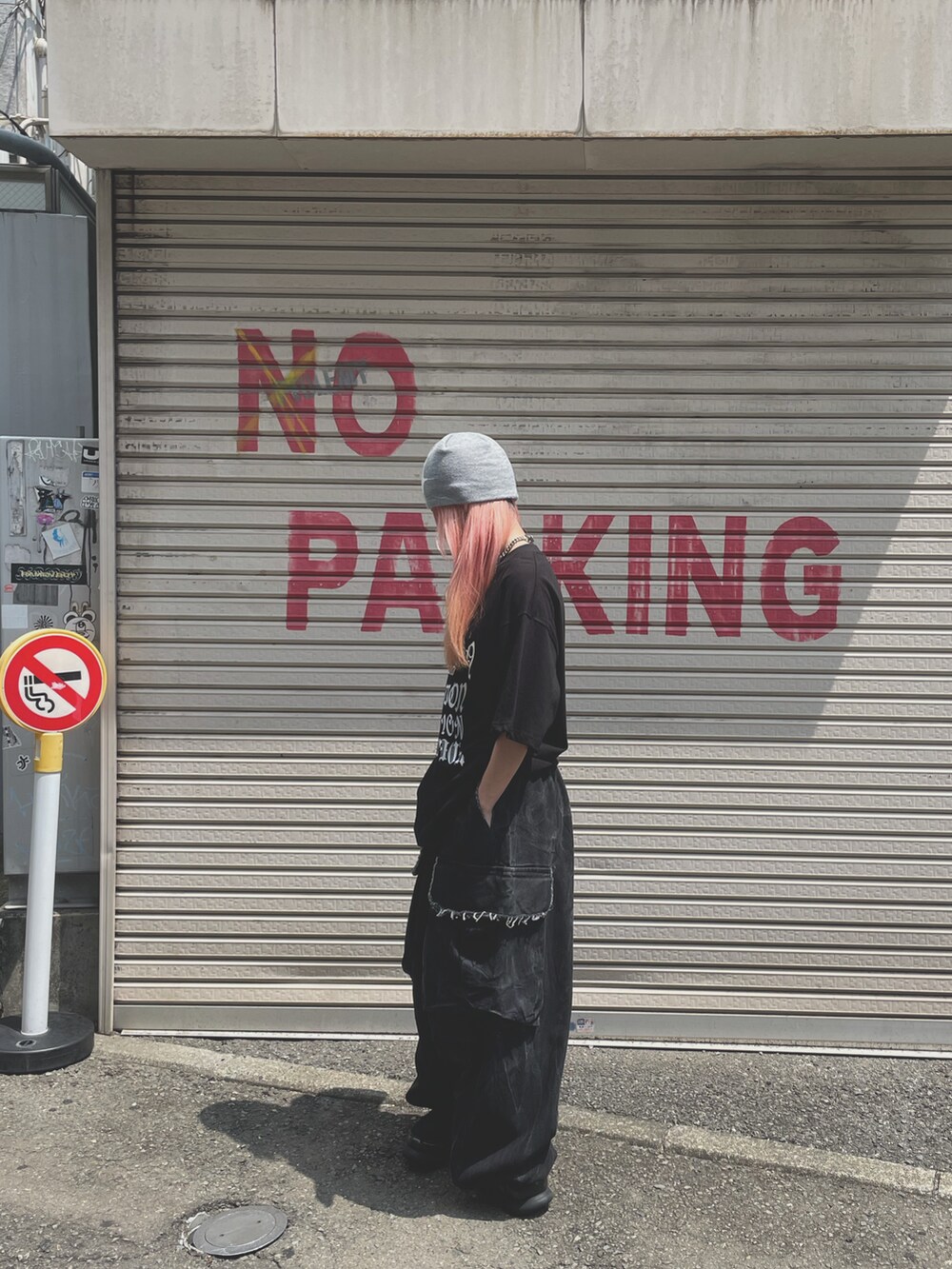 ブラック系のデニムパンツ、ブラック系のTシャツ/カットソー、ブラック系のシューズを着用したレディースの夏コーディネートの3枚目の写真