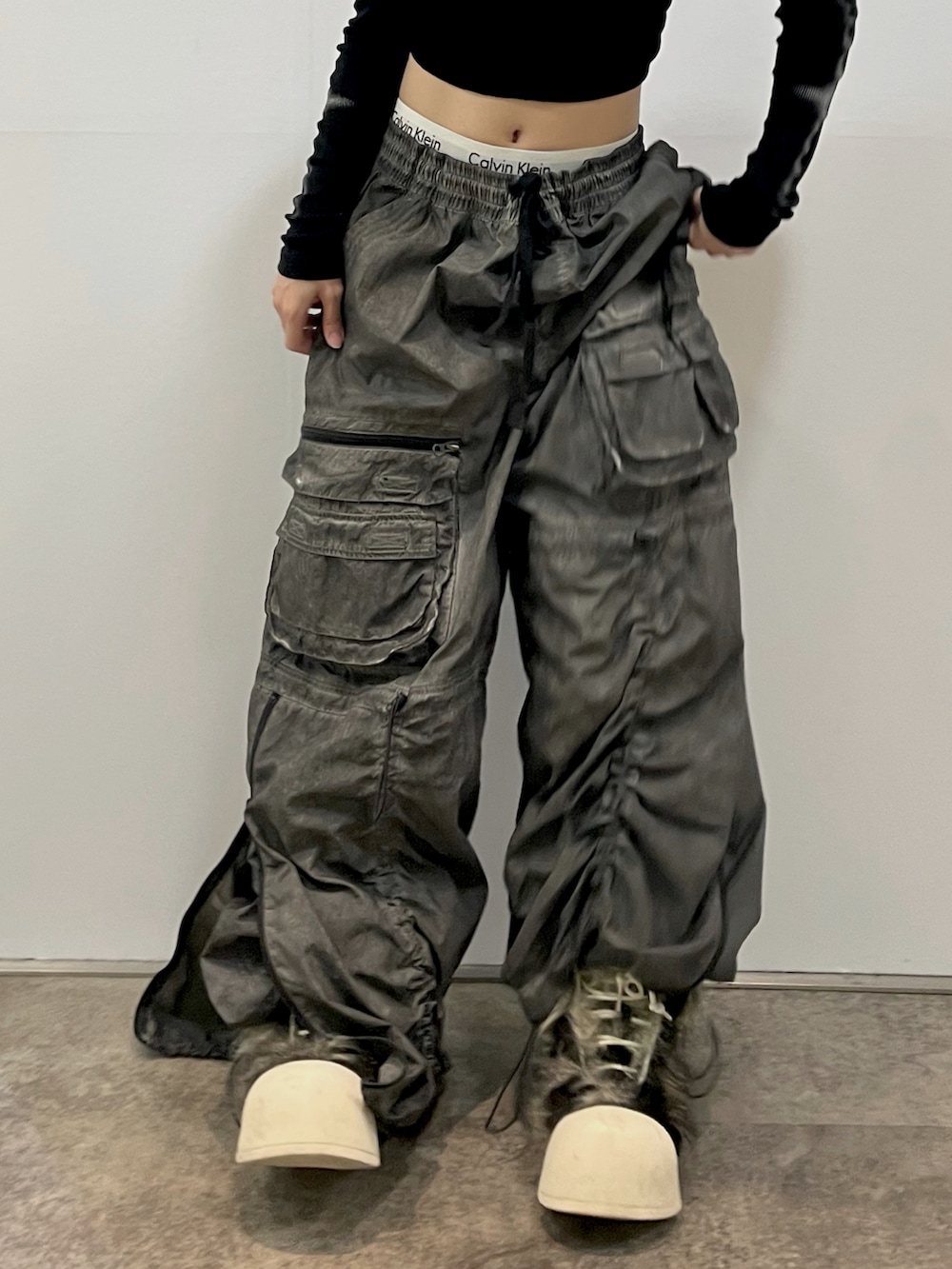 グレー系のパンツを着用したレディースの秋コーディネートの2枚目の写真