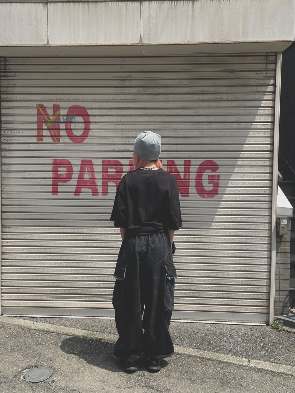 ブラック系のデニムパンツ、ブラック系のTシャツ/カットソー、ブラック系のシューズを着用したレディースの夏コーディネートの2枚目の写真