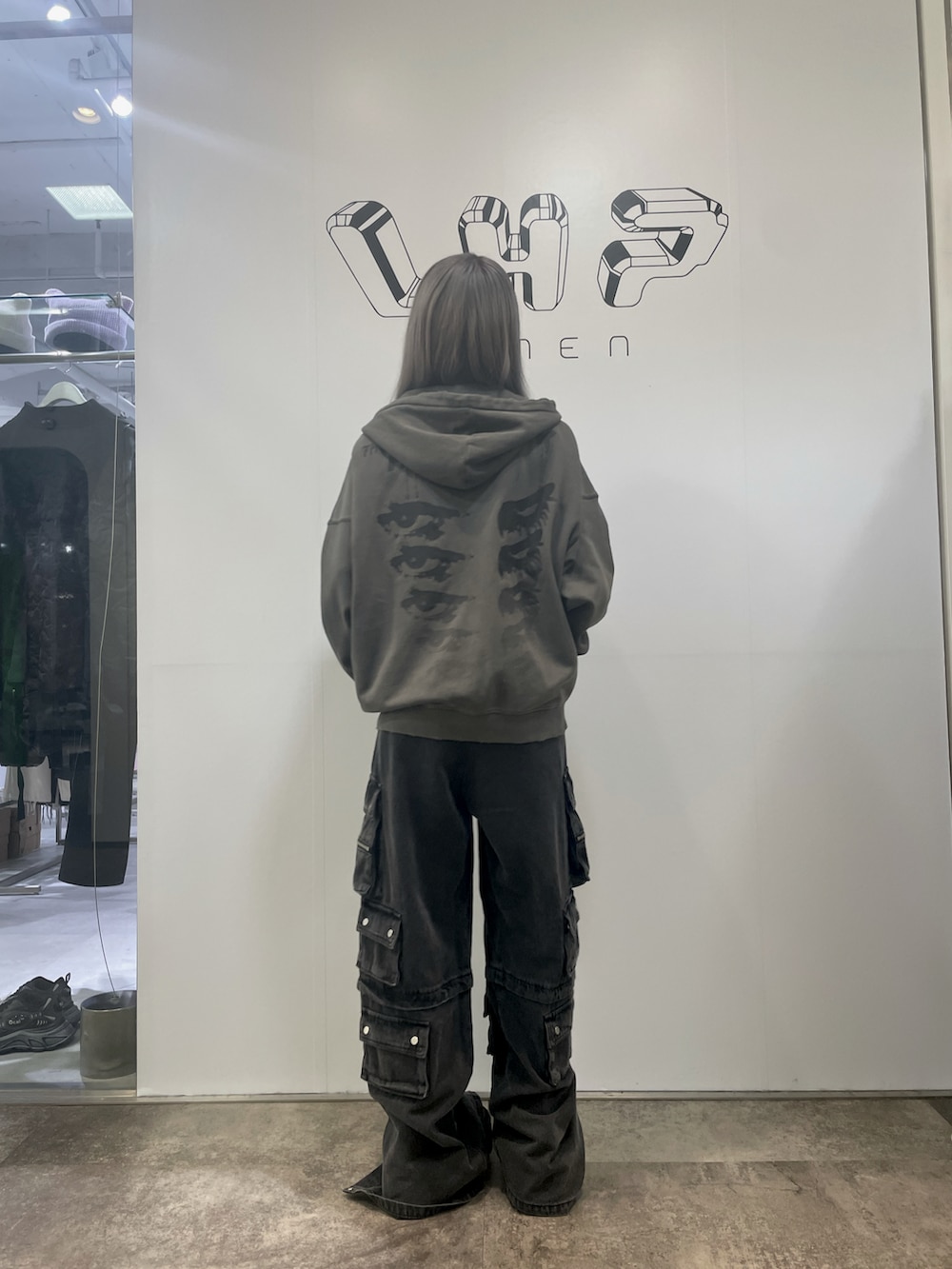 グレー系のパーカー、グレー系のカーゴパンツを着用したレディースの秋コーディネートの2枚目の写真