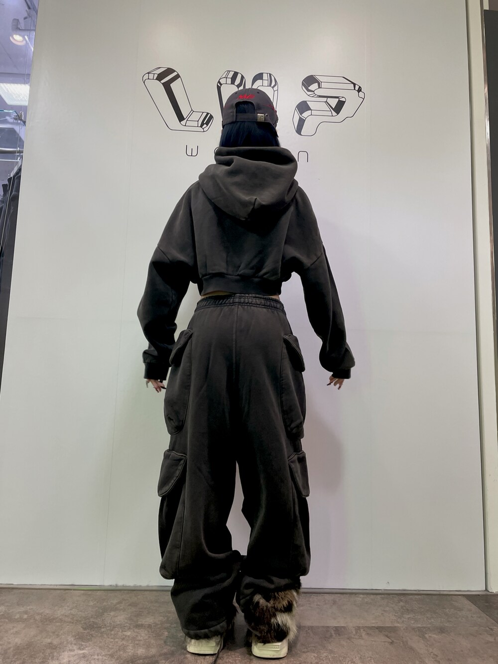 グレー系のスウェットパンツ、グレー系のトップスを着用したレディースの秋コーディネートの2枚目の写真