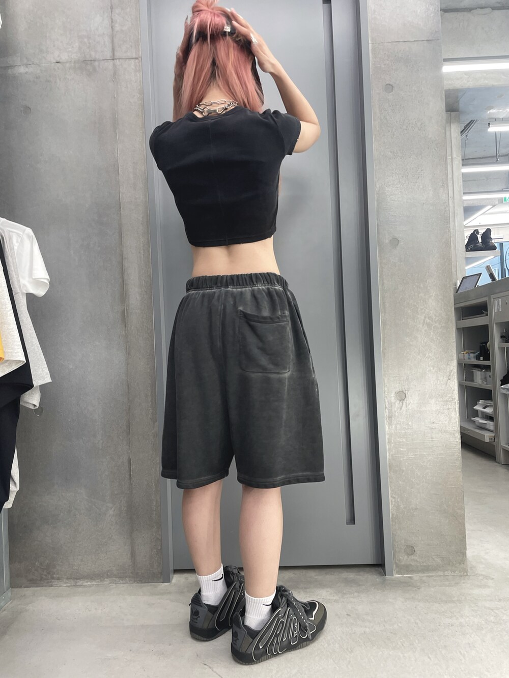 ブラック系のトップス、グレー系のスウェットパンツ、グレー系のスニーカーを着用したレディースの夏コーディネートの2枚目の写真