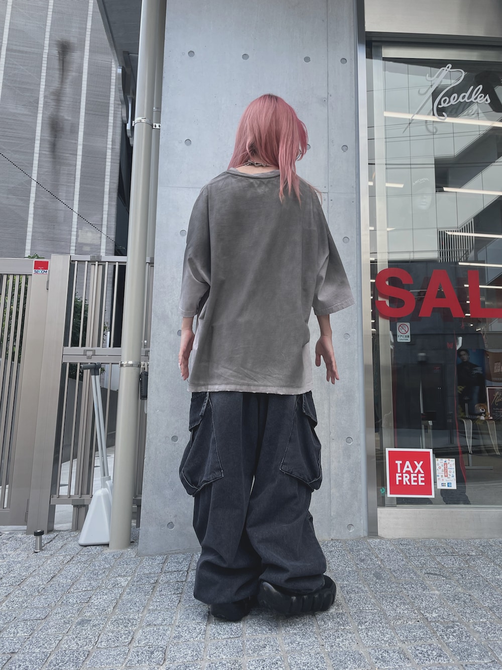 ブラック系のパンツ、ブラック系のシューズ、グレー系のTシャツ/カットソーを着用したレディースの夏コーディネートの2枚目の写真