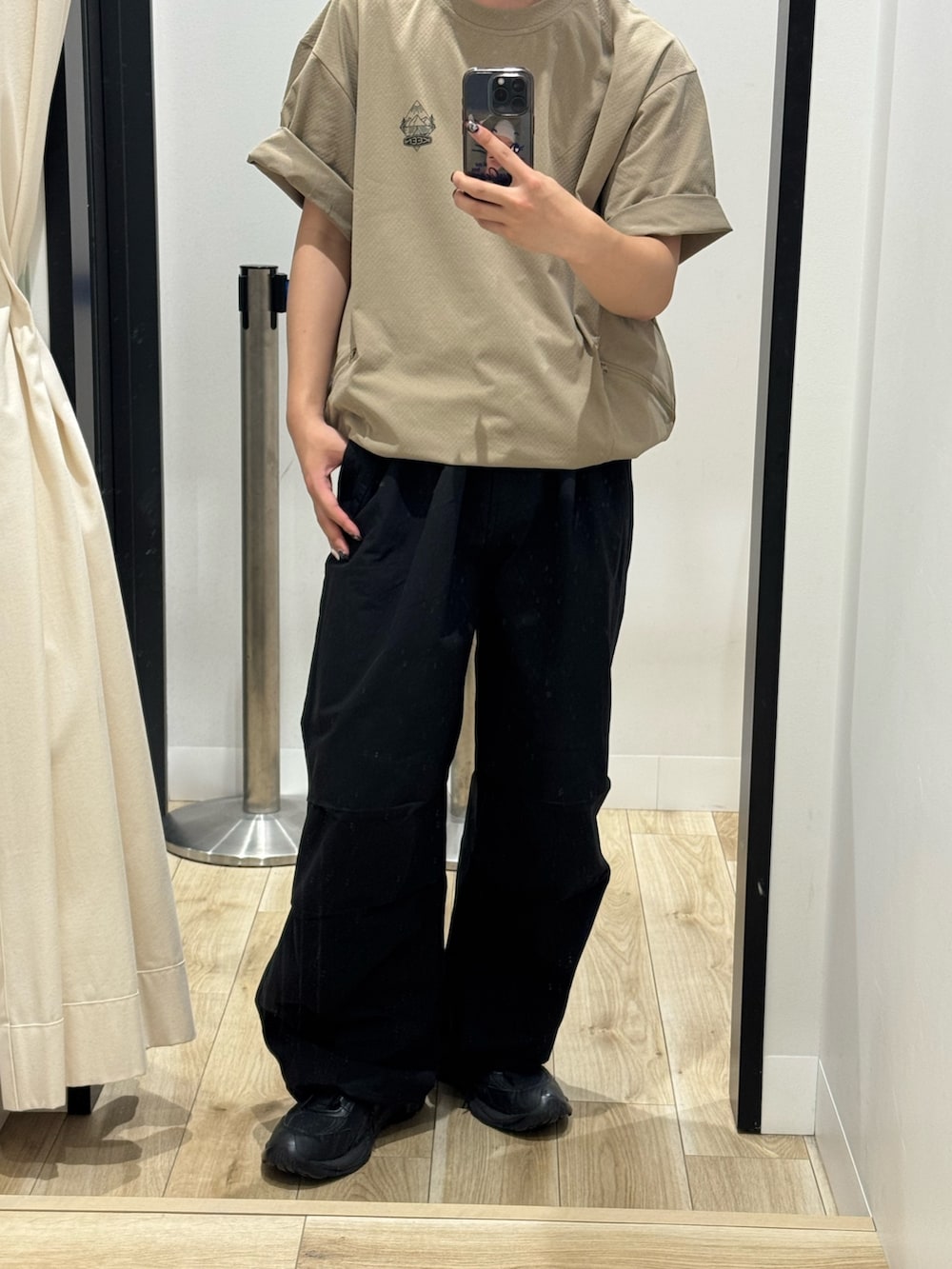 ブラウン系のTシャツ/カットソー、ブラック系のその他パンツを着用したメンズの夏コーディネートの3枚目の写真