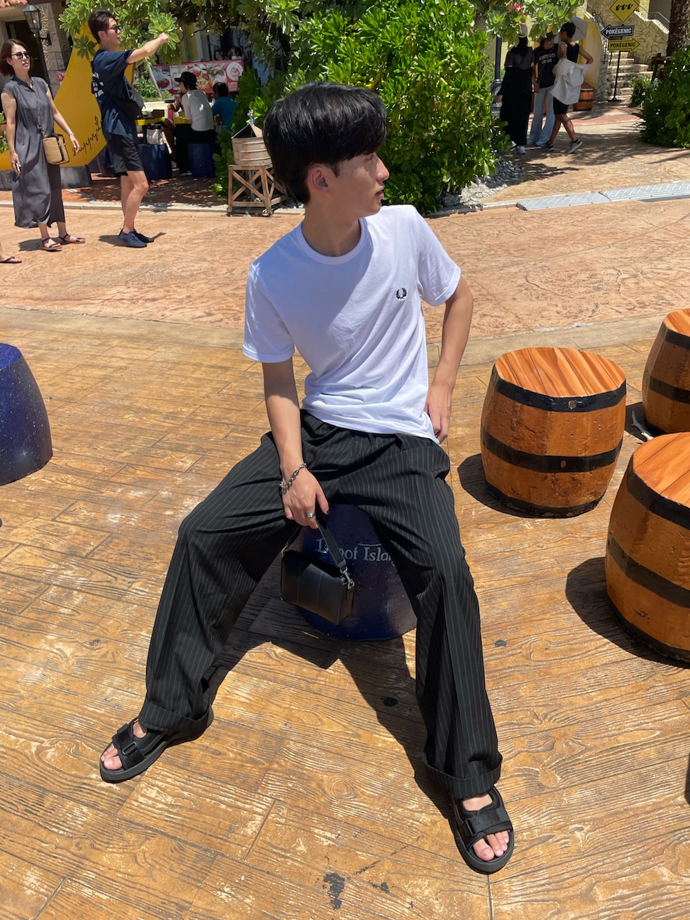 「夏コーデ、フレッドペリー(FRED PERRY)、スラックス、モノトーン、キレイめ」｜「FRED PERRYのアイテム（Tシャツ/カットソー、ホワイト系）」を使った、pikachiroさん（骨格ナチュラル・メンズ・168cm）の秋コーディネートの2枚目の写真