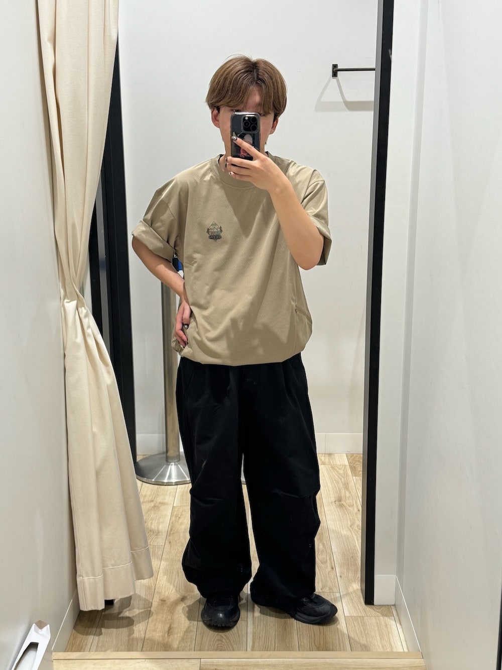 ブラウン系のTシャツ/カットソー、ブラック系のその他パンツを着用したメンズの夏コーディネートの2枚目の写真