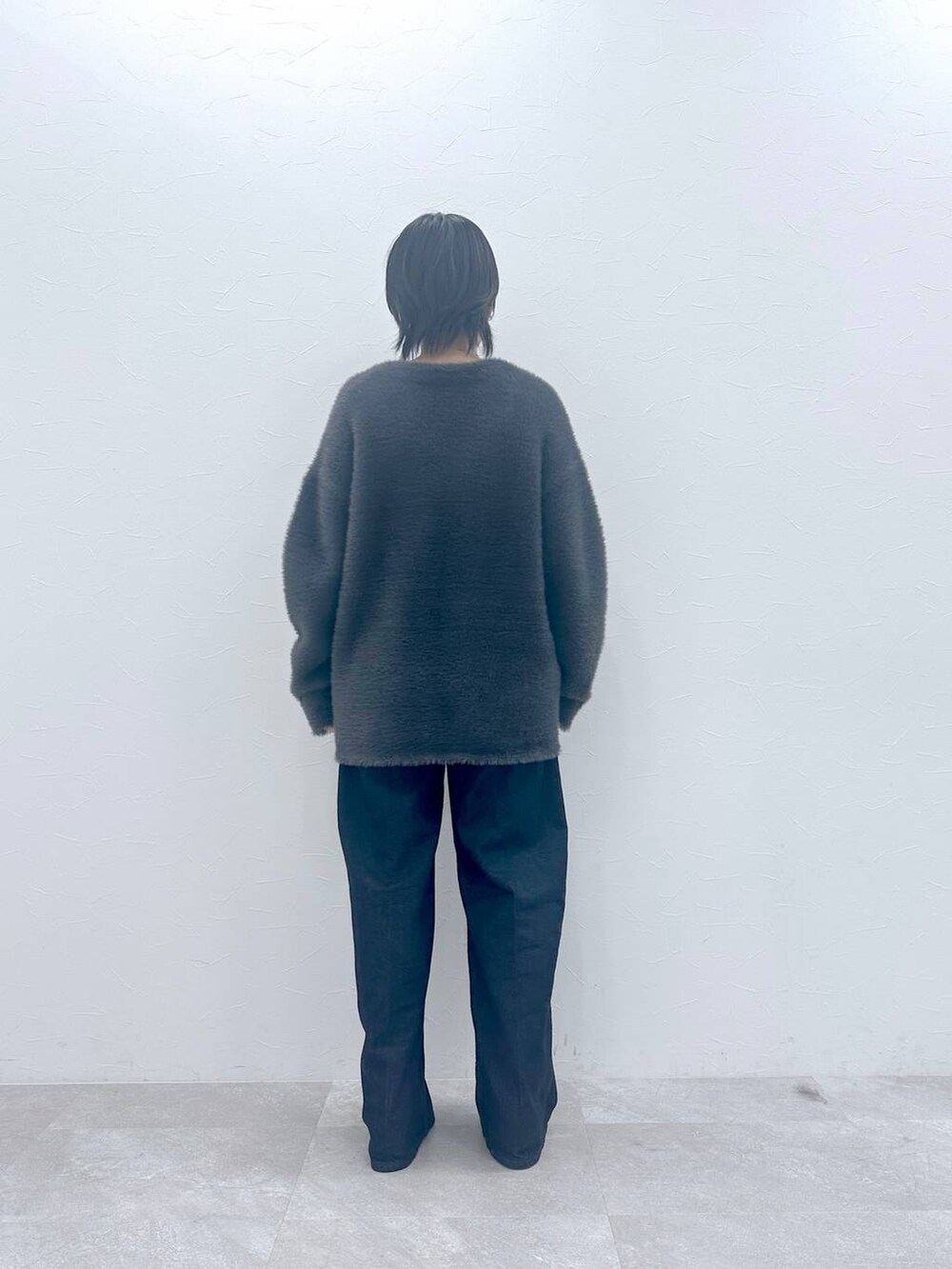 ブルー系のデニムパンツ、グレー系のカーディガン/ボレロを着用したレディースの秋コーディネートの3枚目の写真