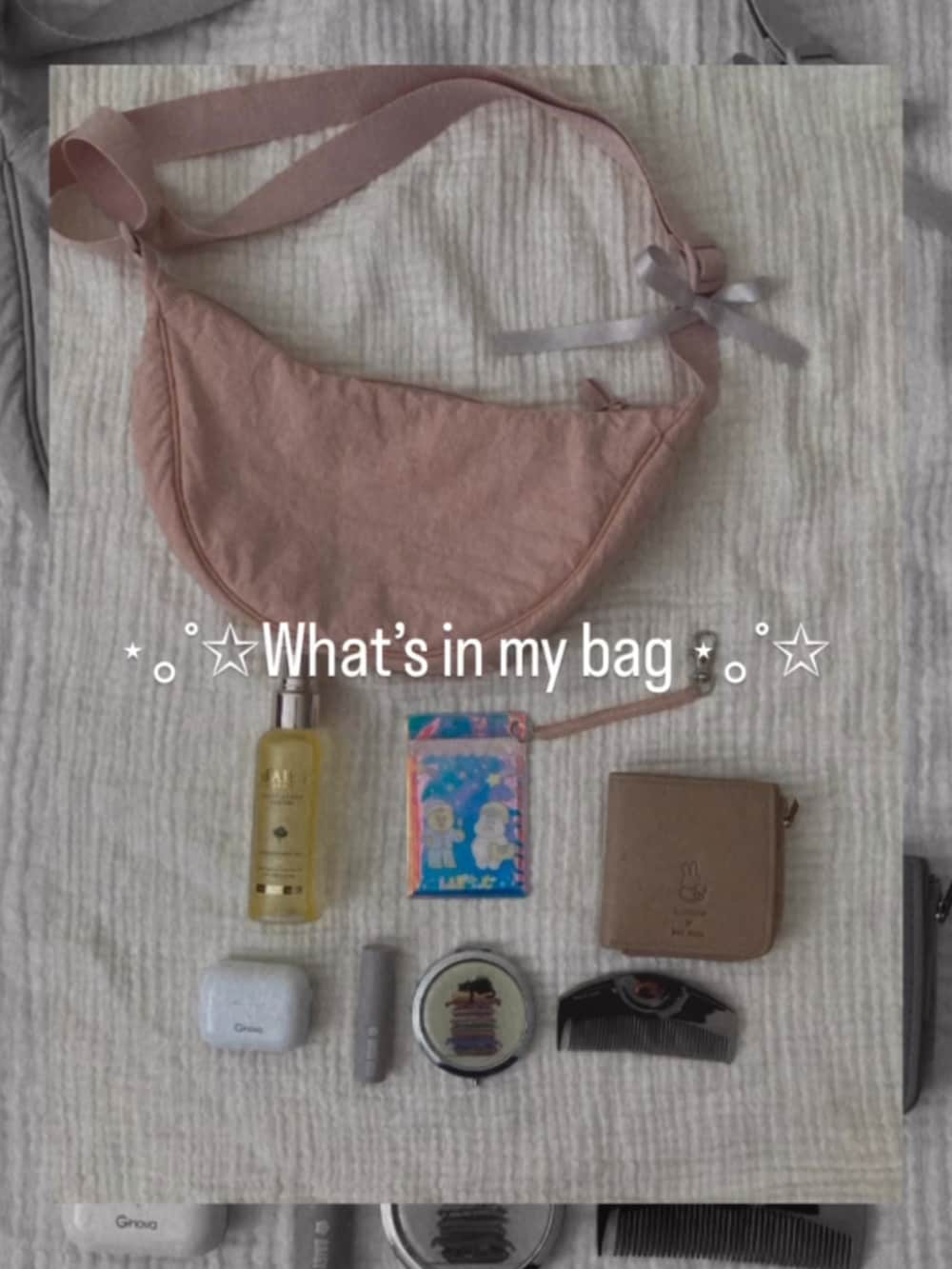 ブラック系のシャツ/ブラウス、グレー系のスカート、ピンク系のスニーカーを着用したレディースの秋コーディネートの2枚目の写真