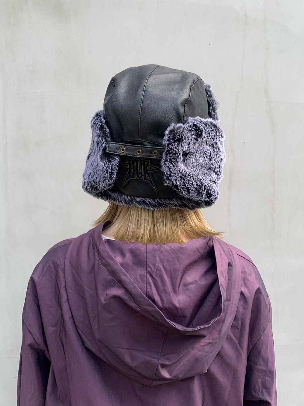 「HUF、トラッパーキャップ、トラッパー、イヤーフラップキャップ、フライトキャップ、アノラックパーカー、スラックス、スポーツミックス、秋服コーデ、シンプル、マウンテンパーカー」｜「HUFのHUF INTERGALACTIC AVIATOR HAT / ハフ（ハット、ブラック系）」を使った、ishishi30さん（レディース・155cm）の秋コーディネートの4枚目の写真