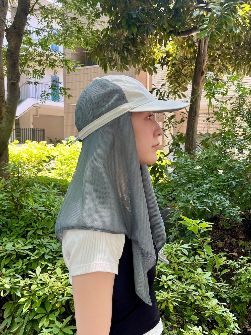 グレー系のキャップを着用したレディースの夏コーディネートの3枚目の写真