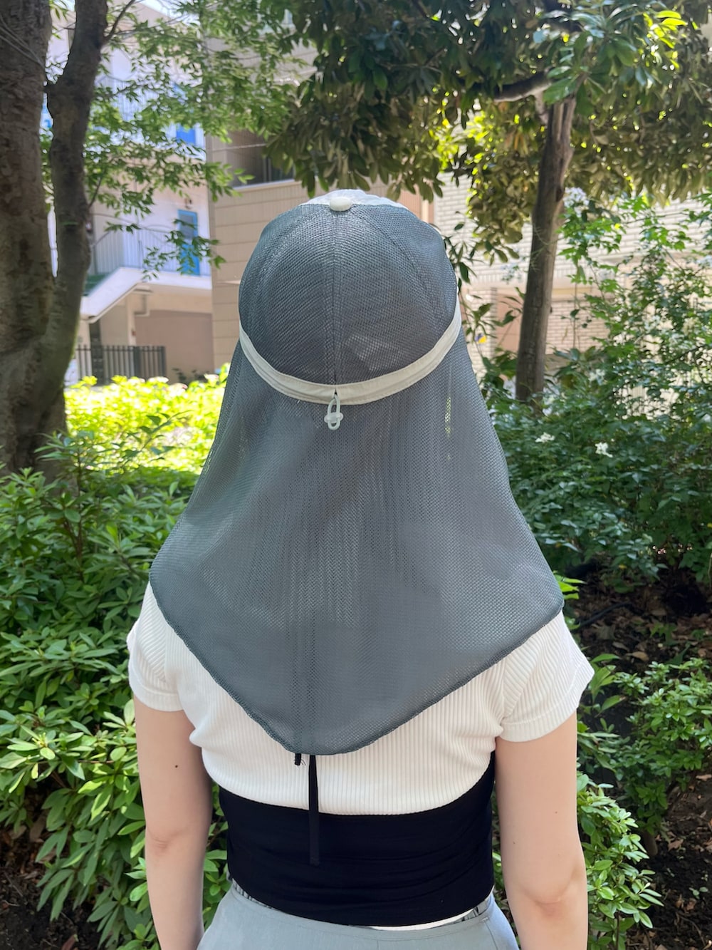 グレー系のキャップを着用したレディースの夏コーディネートの4枚目の写真