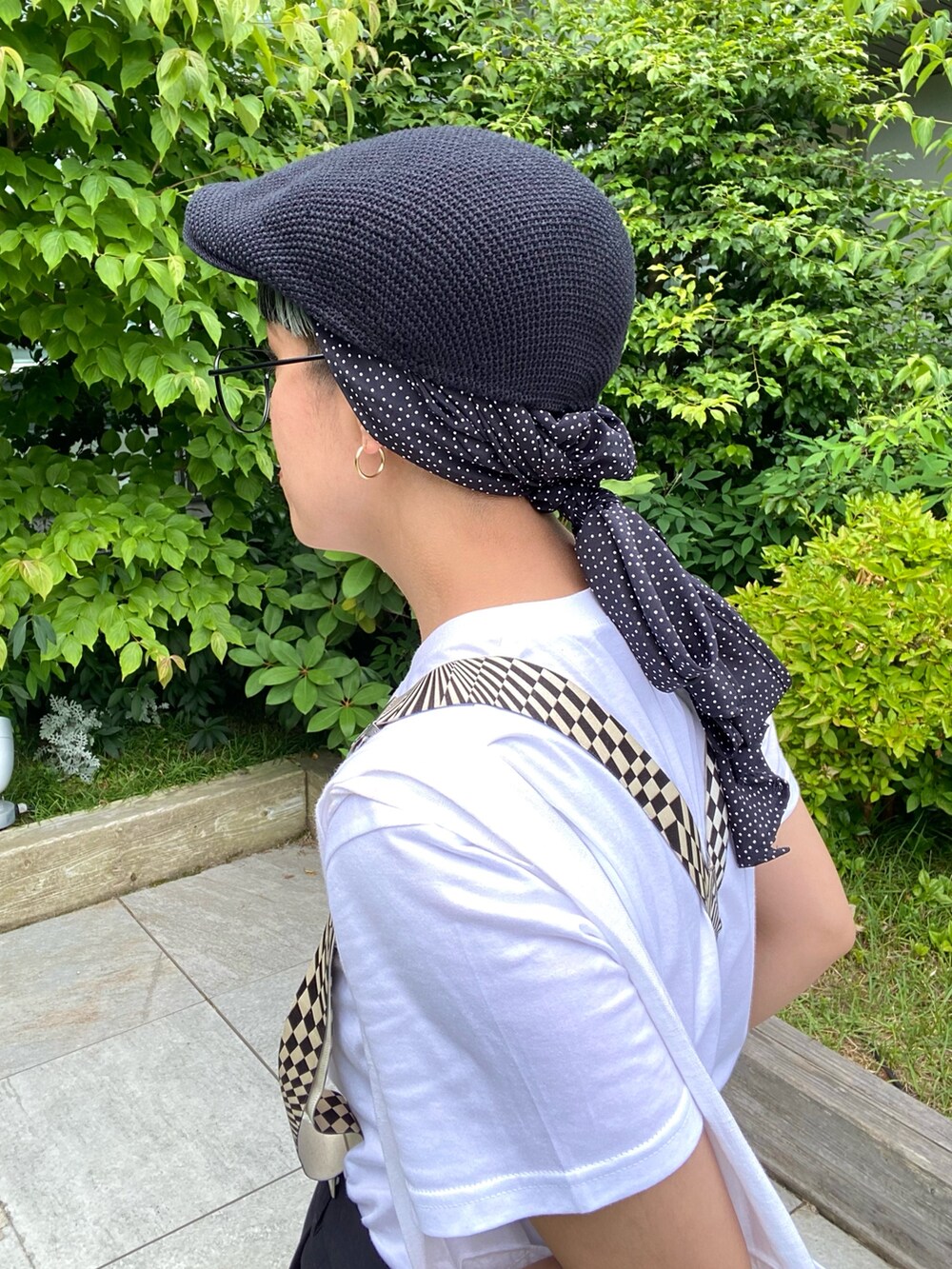 ブラック系のパンツ、ホワイト系のトートバッグ、ホワイト系のTシャツ/カットソーを着用したレディースの夏コーディネートの7枚目の写真