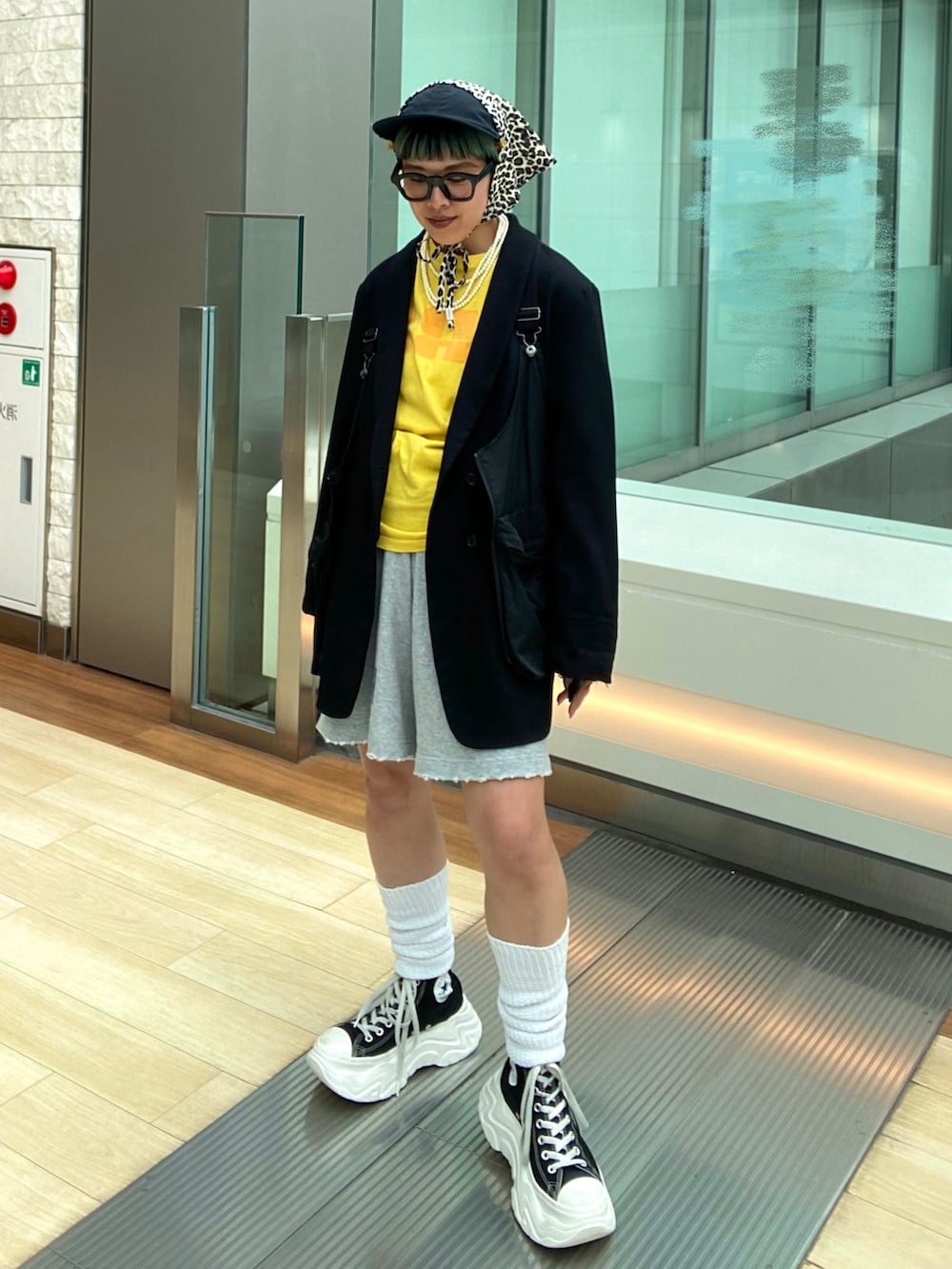 「今日のコーデ、やっぱり帽子が好き、スポーツミックス、バブーシュカ、スカーフ、キャップ、レイヤードコーデ、ジャケット、ベスト、ハーフパンツ、ルーズソックス、厚底シューズ、おしゃれさんと繋がりたい、いいね&フォロー よろしくお願いします☺︎」|「arthのarth Nylon Shield Taffeta Cap / アース(キャップ、ブラック系)」を使った、サトエリさん(レディース・155cm)の夏コーディネートの2枚目の写真