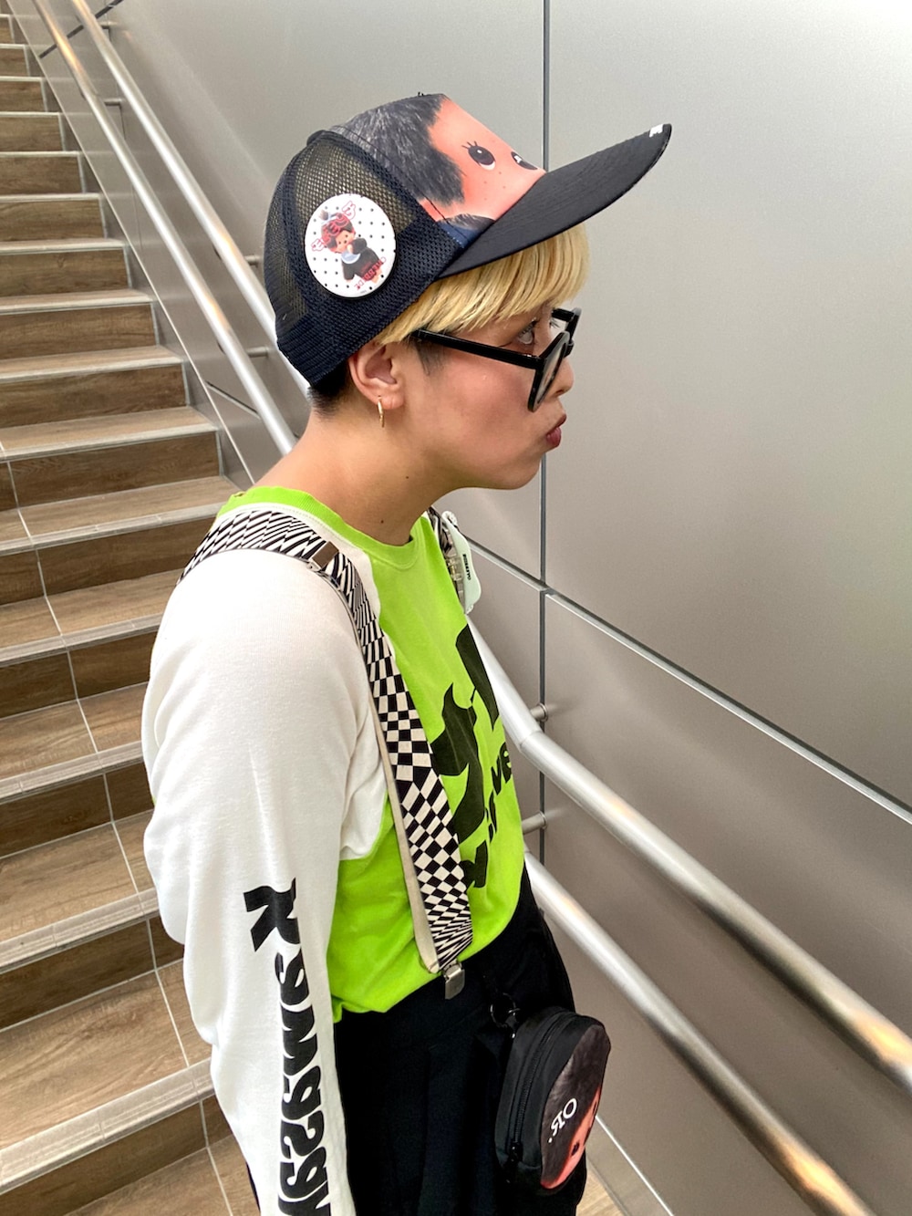 グリーン系のTシャツ/カットソー、ブラック系のパンツ、ブラック系のスニーカーを着用したレディースの夏コーディネートの8枚目の写真
