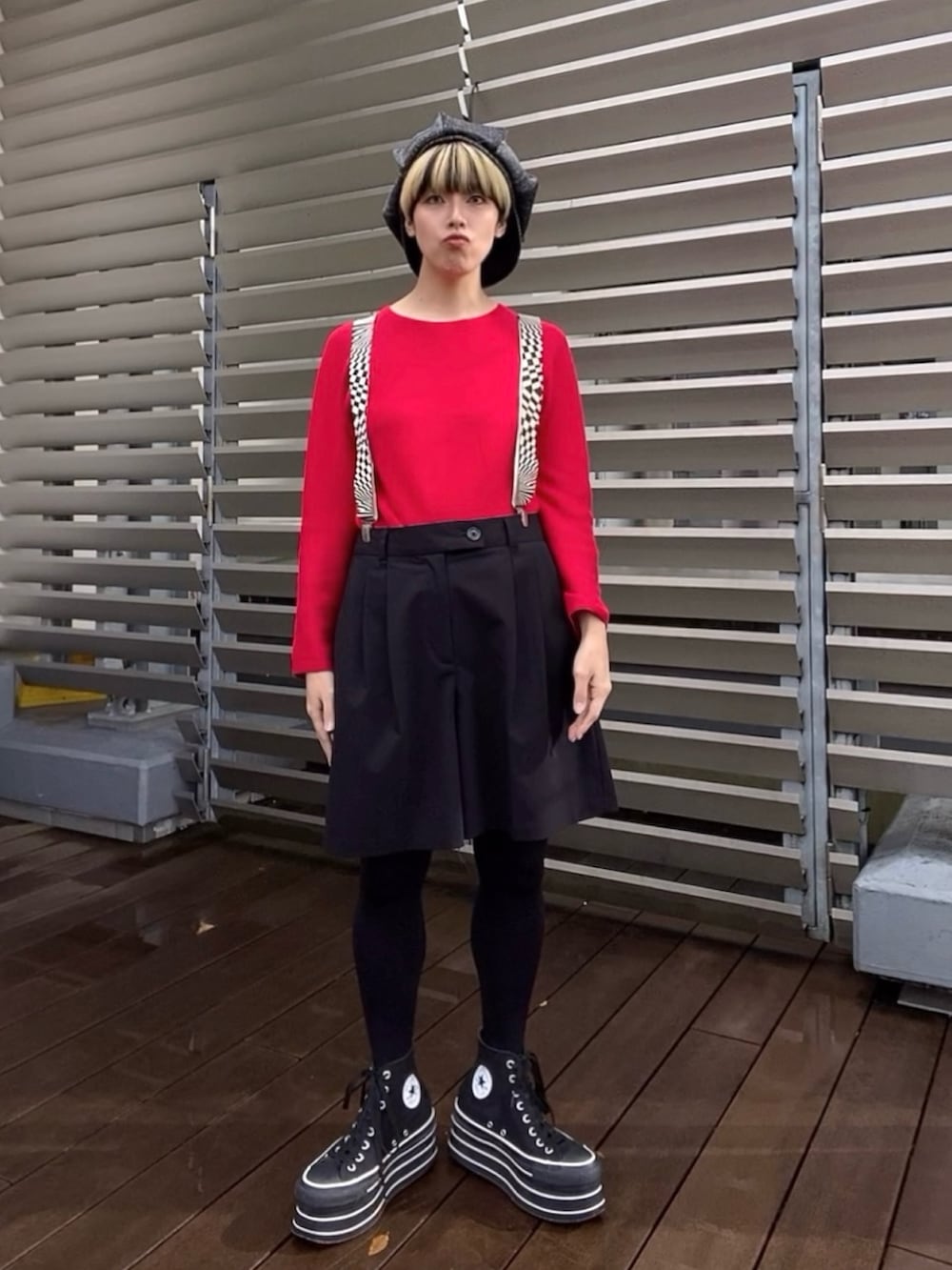 ブラック系のモッズコート、レッド系のニット/セーター、ブラック系のトートバッグを着用したレディースの秋コーディネートの5枚目の写真