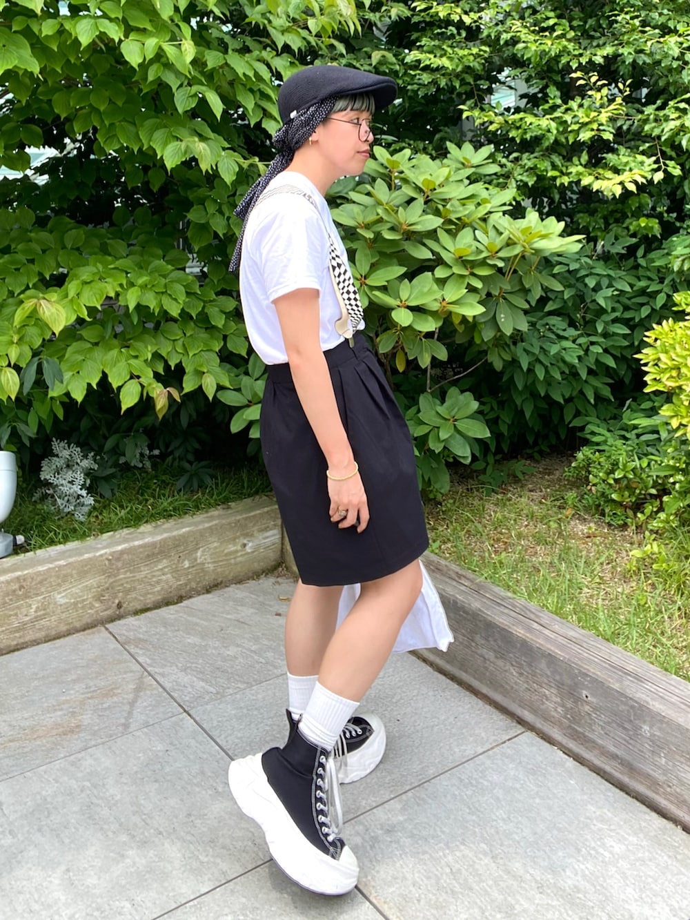 ブラック系のパンツ、ホワイト系のトートバッグ、ホワイト系のTシャツ/カットソーを着用したレディースの夏コーディネートの3枚目の写真