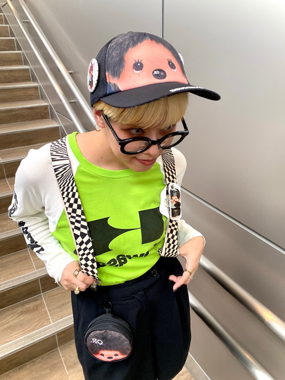 グリーン系のTシャツ/カットソー、ブラック系のパンツ、ブラック系のスニーカーを着用したレディースの夏コーディネートの6枚目の写真