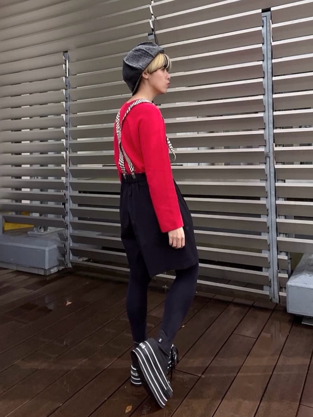 ブラック系のモッズコート、レッド系のニット/セーター、ブラック系のトートバッグを着用したレディースの秋コーディネートの6枚目の写真