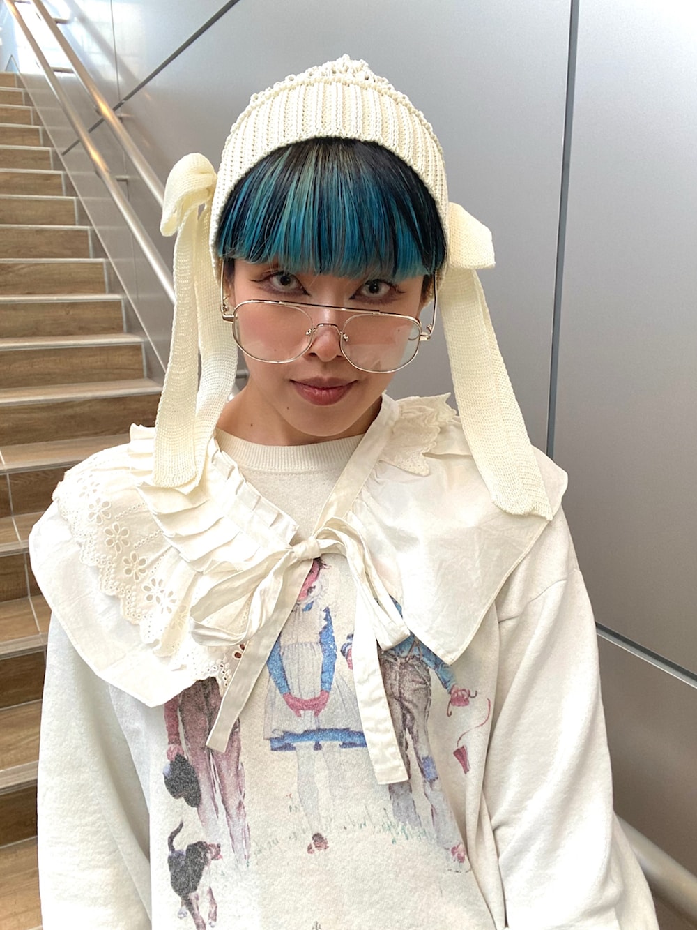ピンク系のその他パンツ、ホワイト系のスニーカー、ホワイト系のスウェットを着用したレディースの冬コーディネートの6枚目の写真