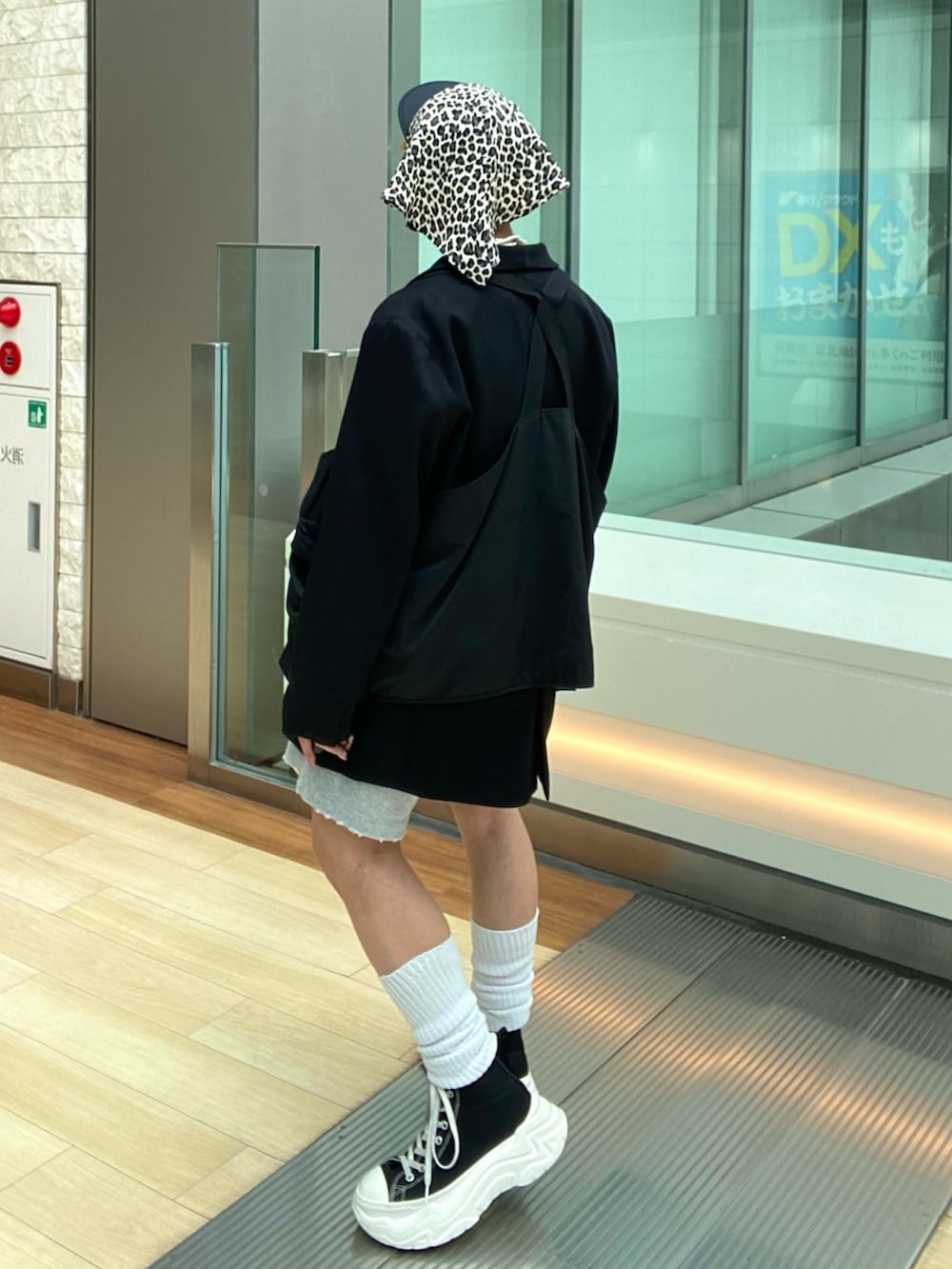 「今日のコーデ、やっぱり帽子が好き、スポーツミックス、バブーシュカ、スカーフ、キャップ、レイヤードコーデ、ジャケット、ベスト、ハーフパンツ、ルーズソックス、厚底シューズ、おしゃれさんと繋がりたい、いいね&フォロー よろしくお願いします☺︎」|「arthのarth Nylon Shield Taffeta Cap / アース(キャップ、ブラック系)」を使った、サトエリさん(レディース・155cm)の夏コーディネートの4枚目の写真