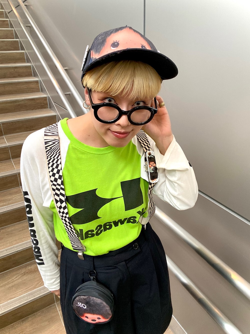 グリーン系のTシャツ/カットソー、ブラック系のパンツ、ブラック系のスニーカーを着用したレディースの夏コーディネートの9枚目の写真