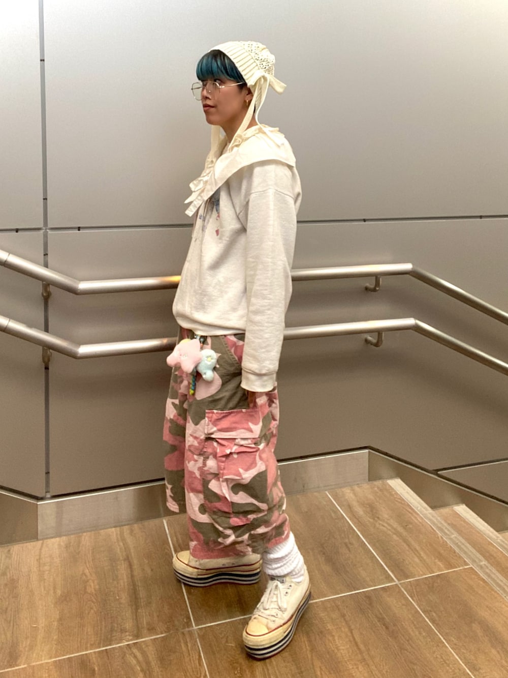 ピンク系のその他パンツ、ホワイト系のスニーカー、ホワイト系のスウェットを着用したレディースの冬コーディネートの4枚目の写真