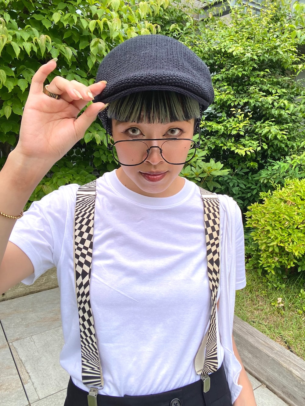 ブラック系のパンツ、ホワイト系のトートバッグ、ホワイト系のTシャツ/カットソーを着用したレディースの夏コーディネートの6枚目の写真