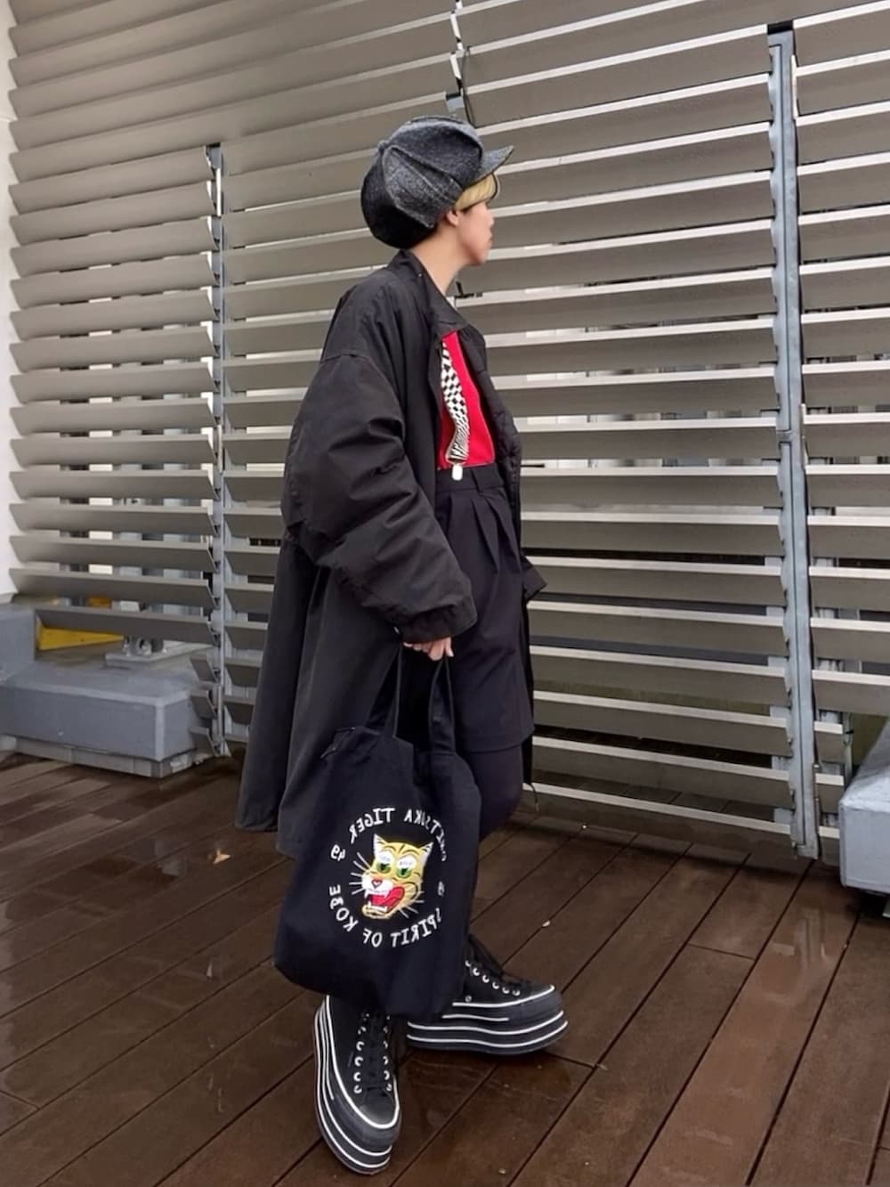 ブラック系のモッズコート、レッド系のニット/セーター、ブラック系のトートバッグを着用したレディースの秋コーディネートの8枚目の写真