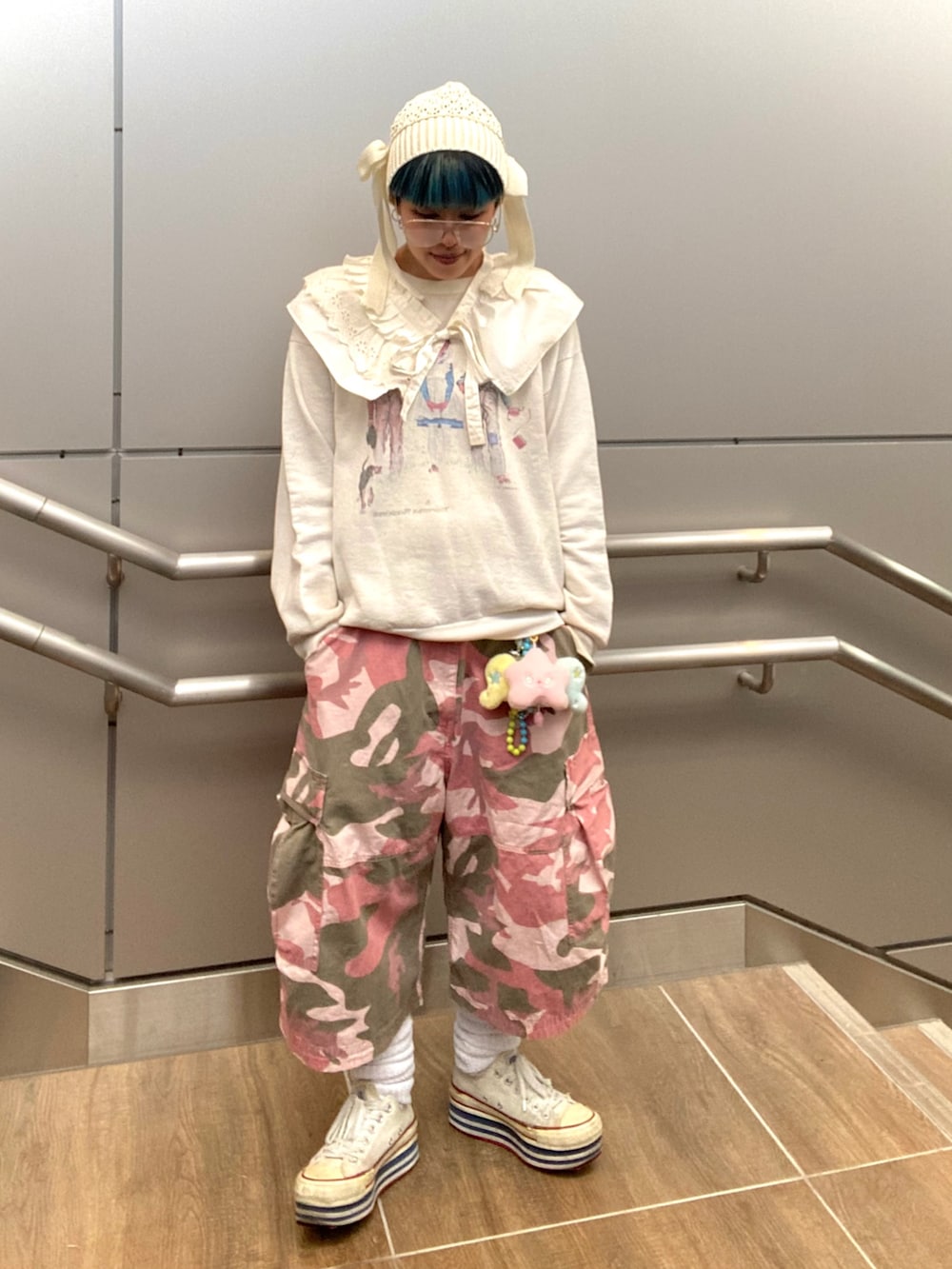 ピンク系のその他パンツ、ホワイト系のスニーカー、ホワイト系のスウェットを着用したレディースの冬コーディネートの5枚目の写真