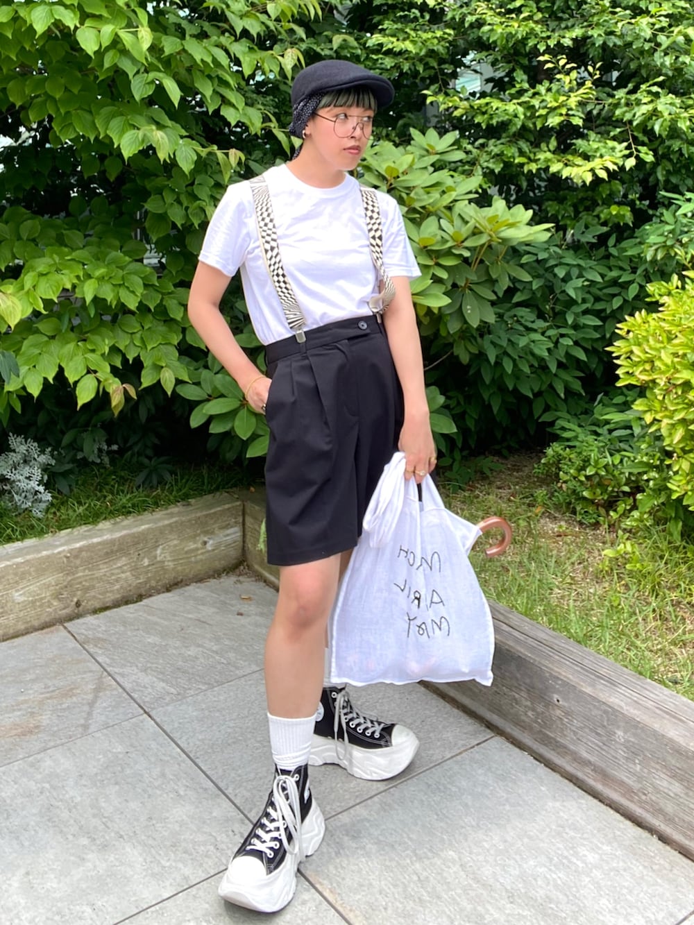 ブラック系のパンツ、ホワイト系のトートバッグ、ホワイト系のTシャツ/カットソーを着用したレディースの夏コーディネートの5枚目の写真