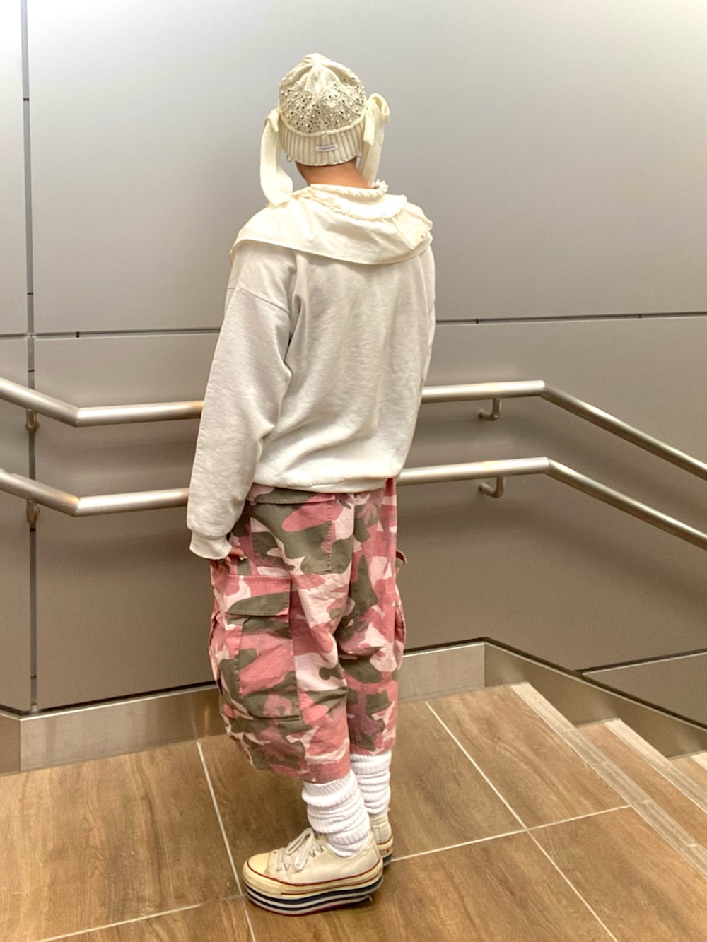 ピンク系のその他パンツ、ホワイト系のスニーカー、ホワイト系のスウェットを着用したレディースの冬コーディネートの3枚目の写真