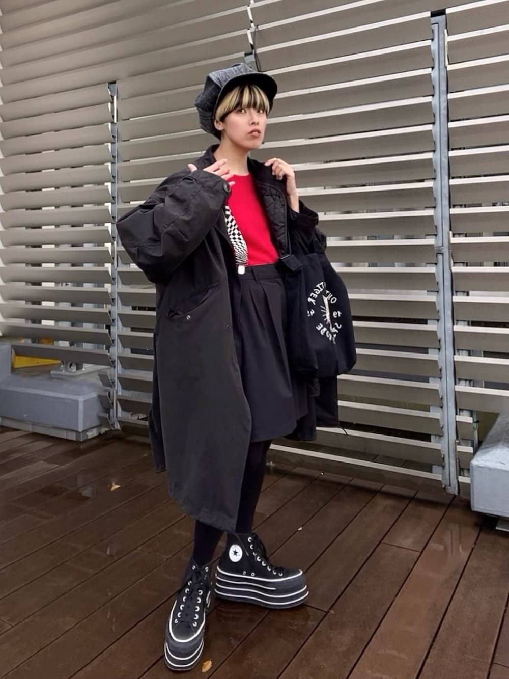 ブラック系のモッズコート、レッド系のニット/セーター、ブラック系のトートバッグを着用したレディースの秋コーディネートの7枚目の写真