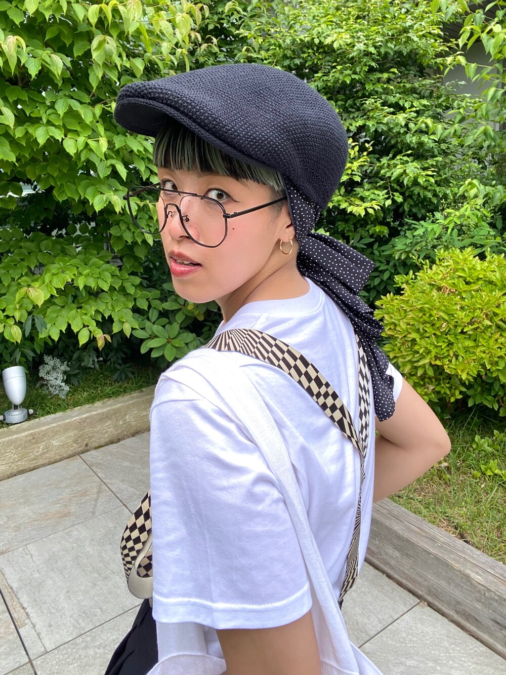 ブラック系のパンツ、ホワイト系のトートバッグ、ホワイト系のTシャツ/カットソーを着用したレディースの夏コーディネートの9枚目の写真