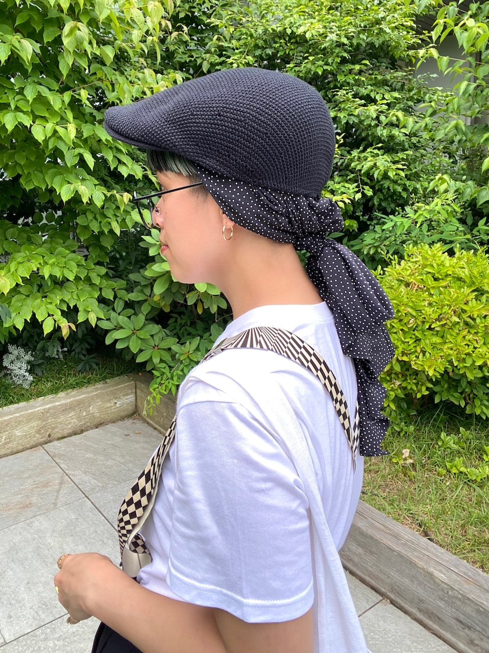 ブラック系のパンツ、ホワイト系のトートバッグ、ホワイト系のTシャツ/カットソーを着用したレディースの夏コーディネートの8枚目の写真