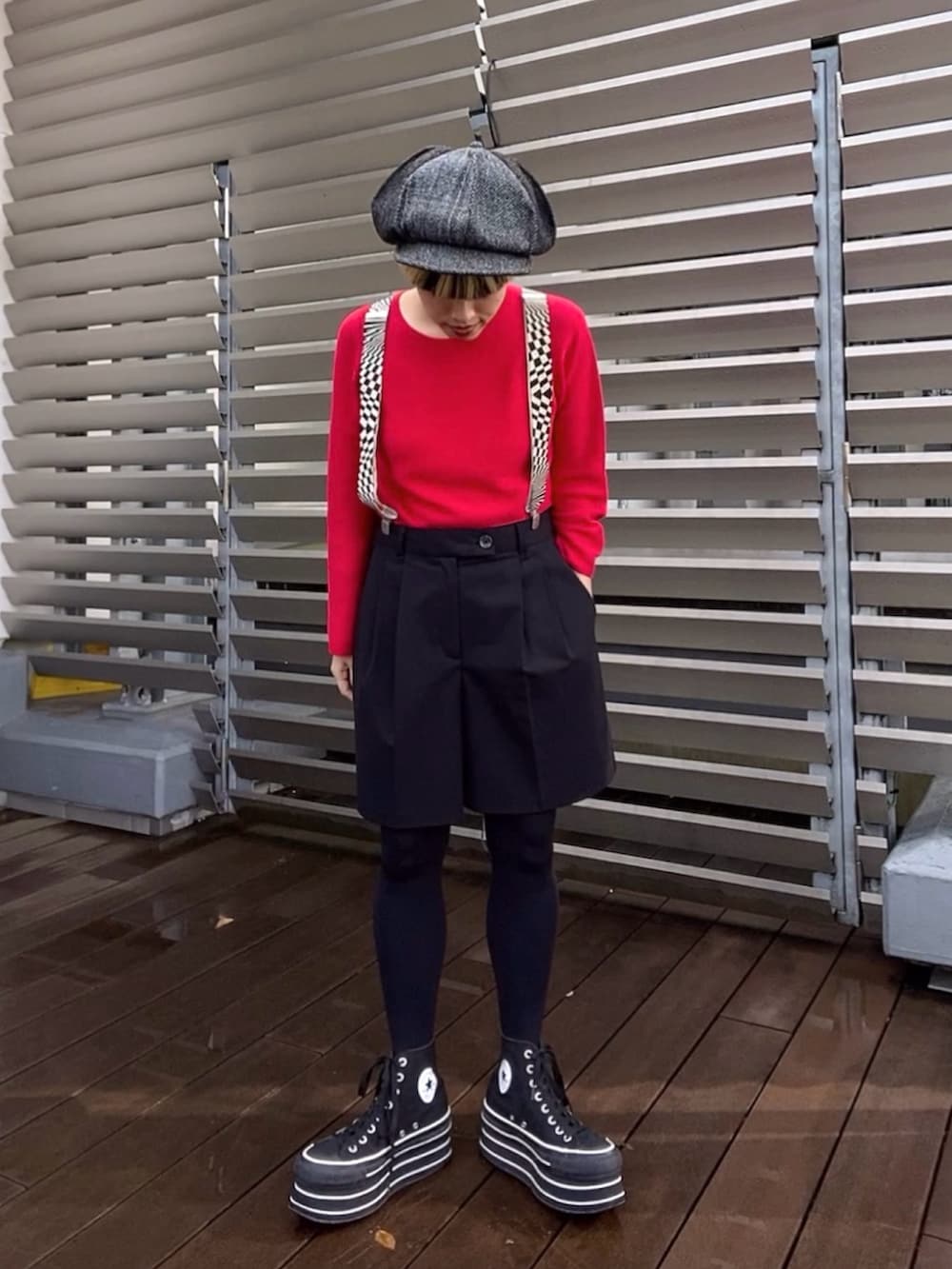 ブラック系のモッズコート、レッド系のニット/セーター、ブラック系のトートバッグを着用したレディースの秋コーディネートの3枚目の写真