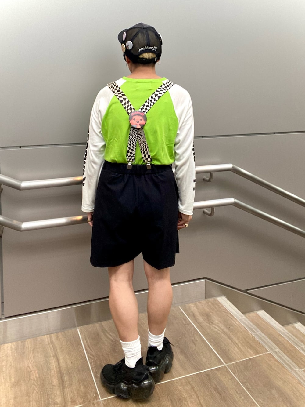 グリーン系のTシャツ/カットソー、ブラック系のパンツ、ブラック系のスニーカーを着用したレディースの夏コーディネートの3枚目の写真