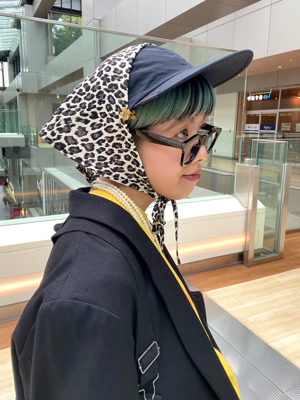 「今日のコーデ、やっぱり帽子が好き、スポーツミックス、バブーシュカ、スカーフ、キャップ、レイヤードコーデ、ジャケット、ベスト、ハーフパンツ、ルーズソックス、厚底シューズ、おしゃれさんと繋がりたい、いいね&フォロー よろしくお願いします☺︎」|「arthのarth Nylon Shield Taffeta Cap / アース(キャップ、ブラック系)」を使った、サトエリさん(レディース・155cm)の夏コーディネートの7枚目の写真