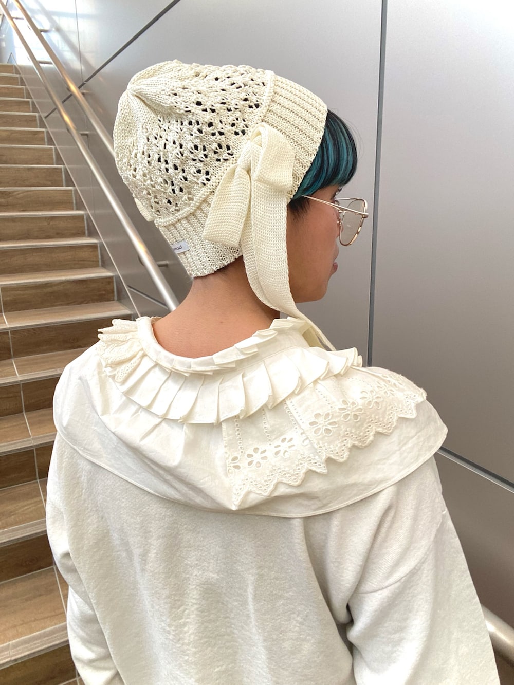 ピンク系のその他パンツ、ホワイト系のスニーカー、ホワイト系のスウェットを着用したレディースの冬コーディネートの8枚目の写真