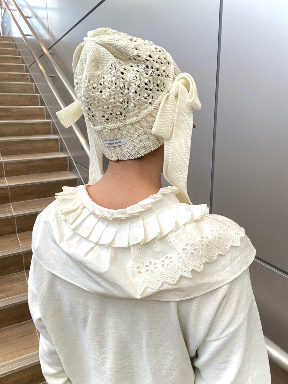 ピンク系のその他パンツ、ホワイト系のスニーカー、ホワイト系のスウェットを着用したレディースの冬コーディネートの7枚目の写真