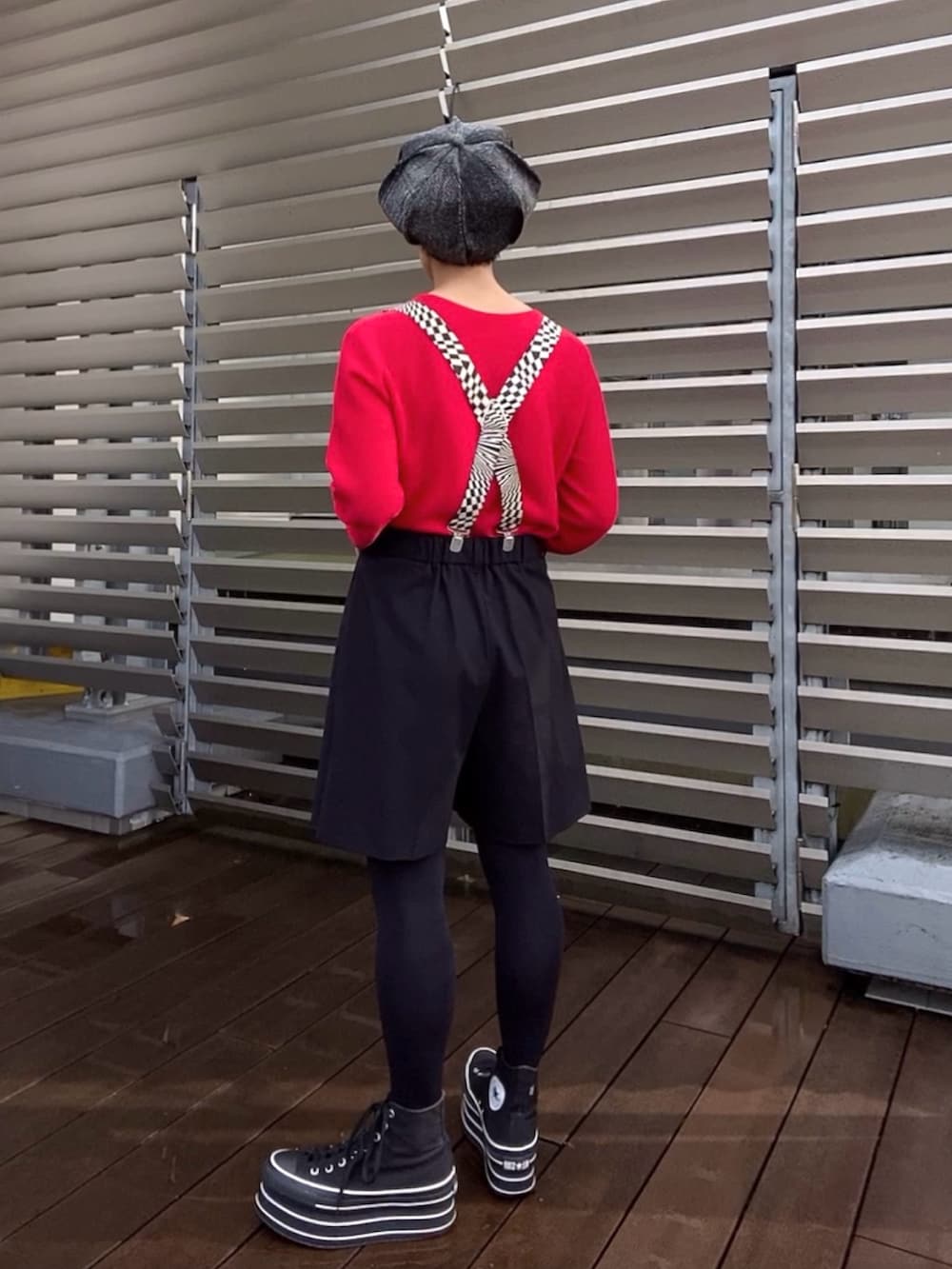 ブラック系のモッズコート、レッド系のニット/セーター、ブラック系のトートバッグを着用したレディースの秋コーディネートの4枚目の写真