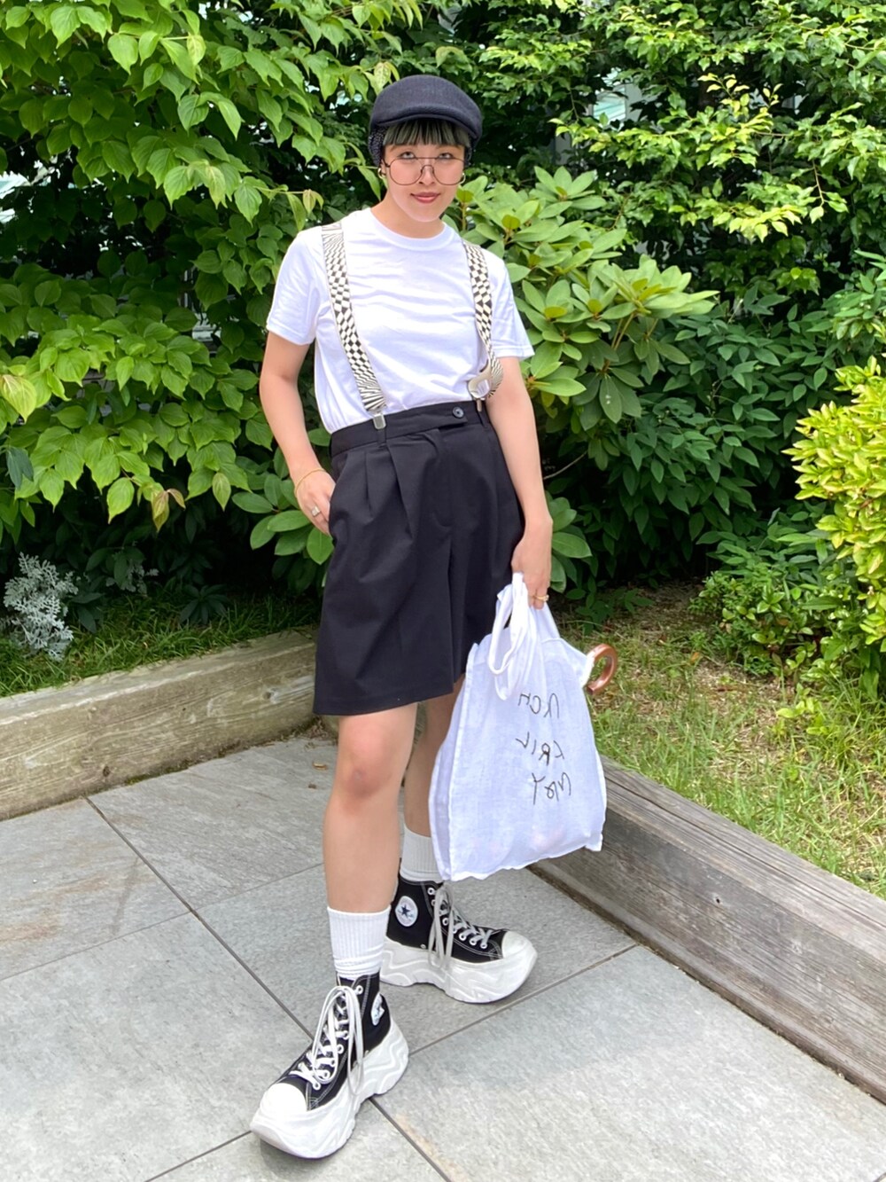 ブラック系のパンツ、ホワイト系のトートバッグ、ホワイト系のTシャツ/カットソーを着用したレディースの夏コーディネートの2枚目の写真