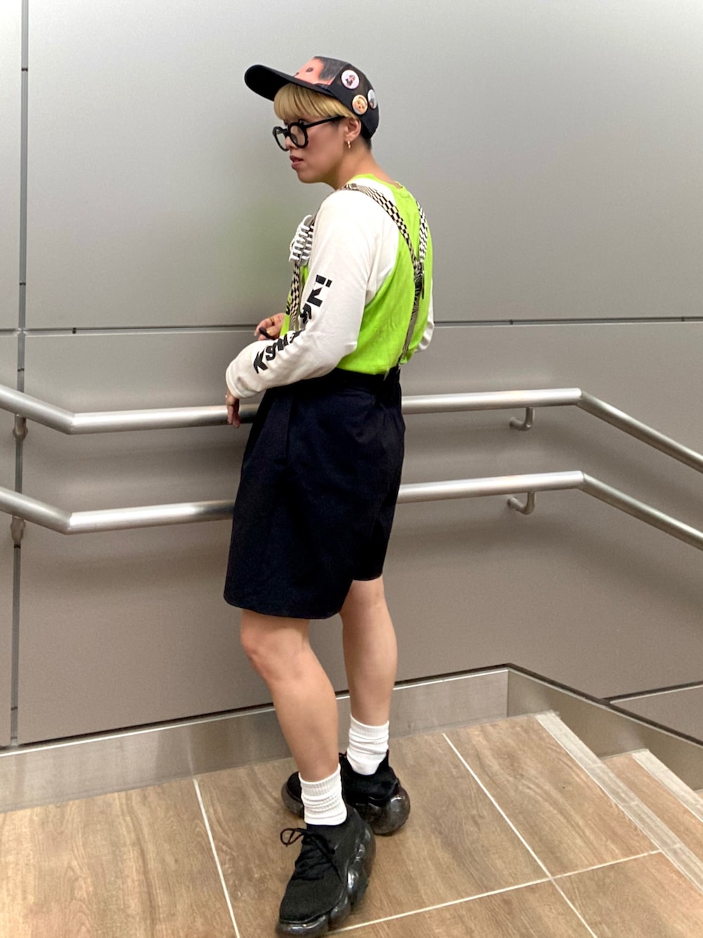 グリーン系のTシャツ/カットソー、ブラック系のパンツ、ブラック系のスニーカーを着用したレディースの夏コーディネートの5枚目の写真