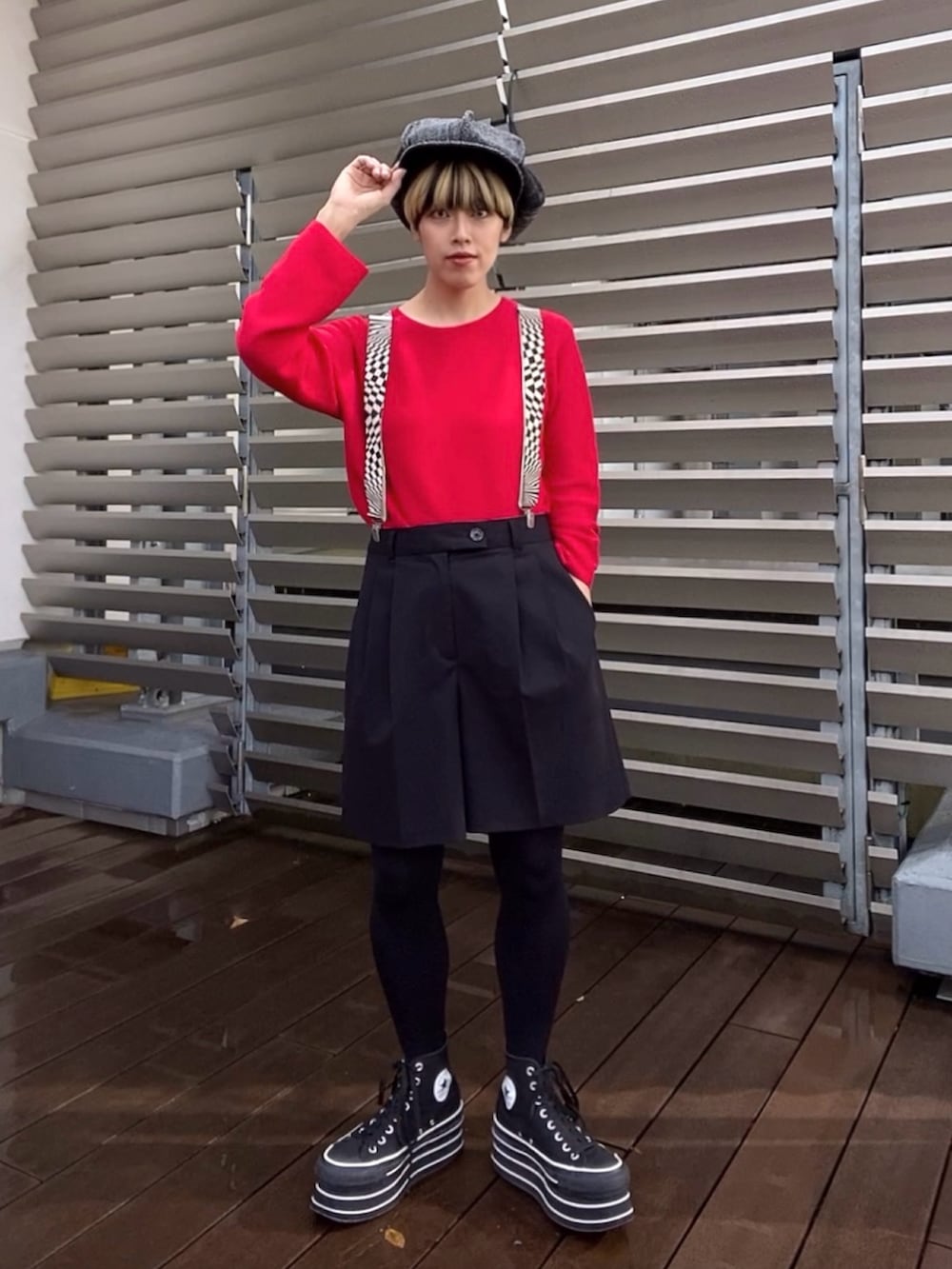 ブラック系のモッズコート、レッド系のニット/セーター、ブラック系のトートバッグを着用したレディースの秋コーディネートの2枚目の写真