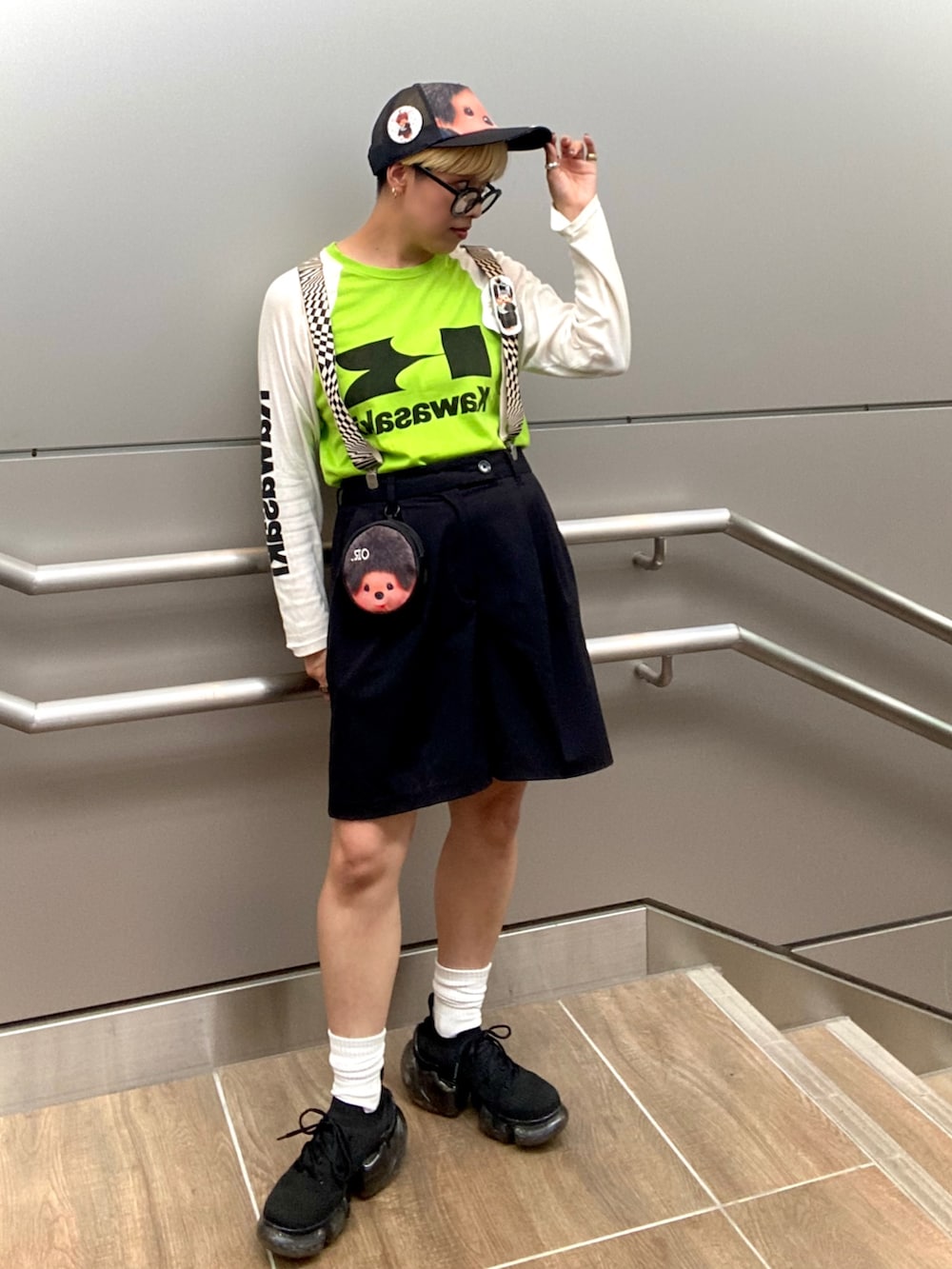 グリーン系のTシャツ/カットソー、ブラック系のパンツ、ブラック系のスニーカーを着用したレディースの夏コーディネートの4枚目の写真