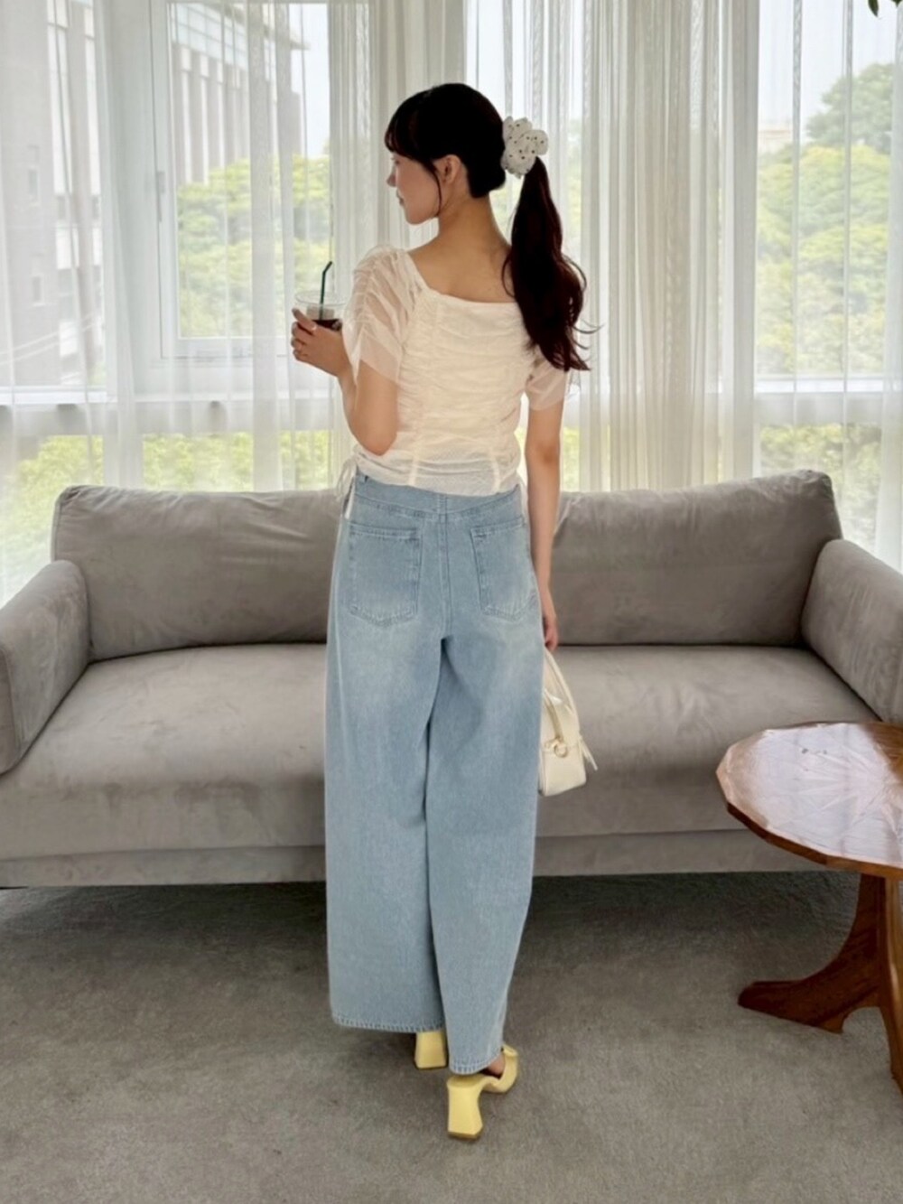 ホワイト系のシャツ/ブラウス、ブルー系のデニムパンツ、ホワイト系のショルダーバッグを着用したレディースの春コーディネートの2枚目の写真