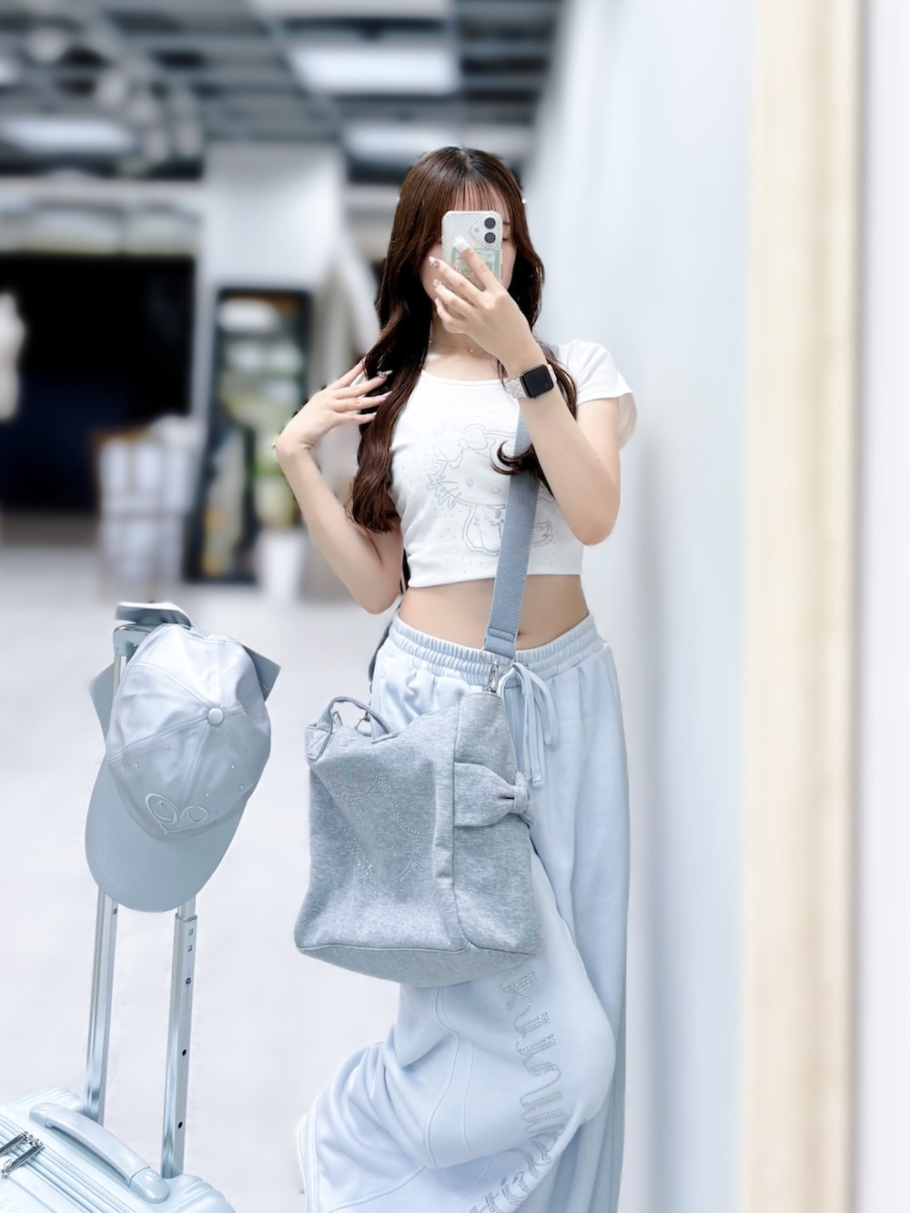 ホワイト系のTシャツ/カットソー、ブルー系のスウェットパンツ、グレー系のトートバッグを着用したレディースの夏コーディネートの2枚目の写真