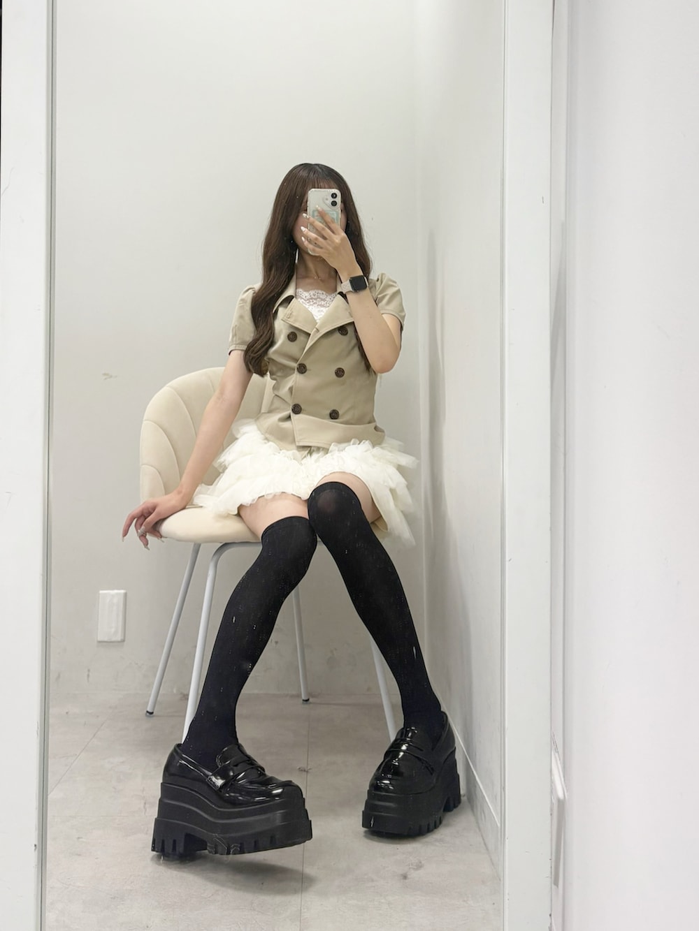 ベージュ系のワンピース、ベージュ系のトートバッグ、ブラック系のローファーを着用したレディースの夏コーディネートの2枚目の写真